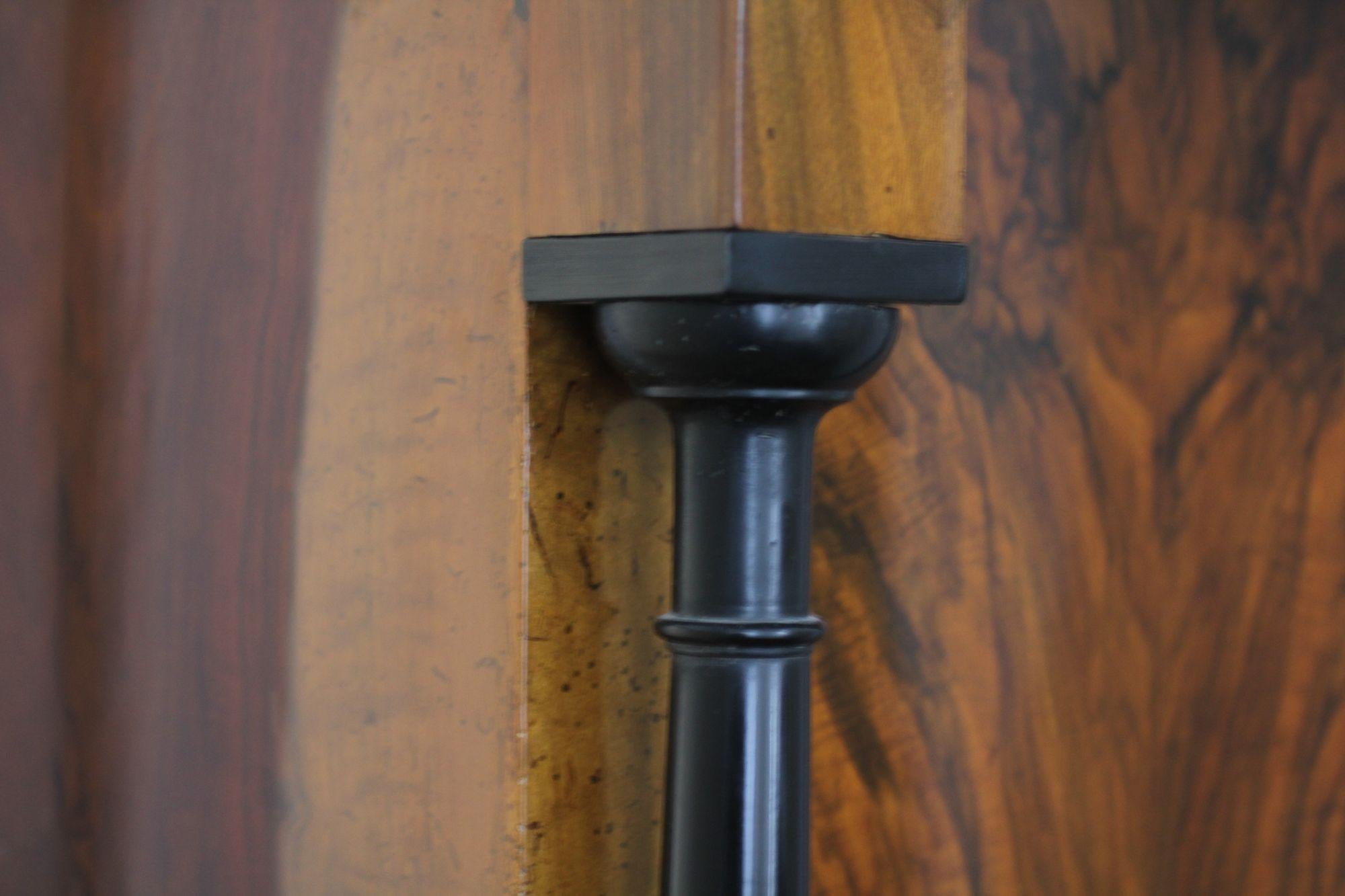 Armoire Biedermeier, impiallacciato in noce e colonne piene, Austria, 1820 circa in vendita 4