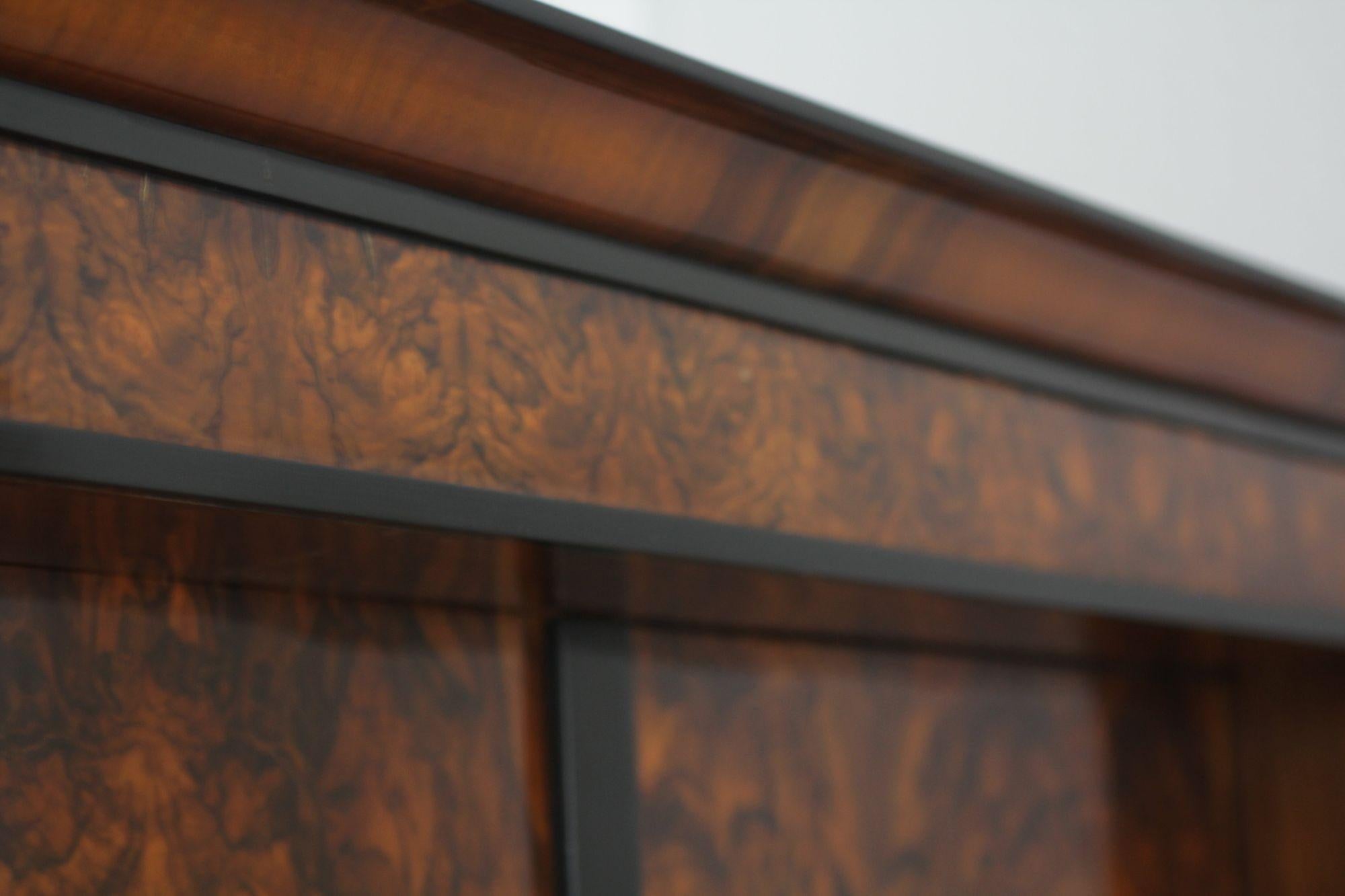 Armoire Biedermeier, impiallacciato in noce e colonne piene, Austria, 1820 circa in vendita 5