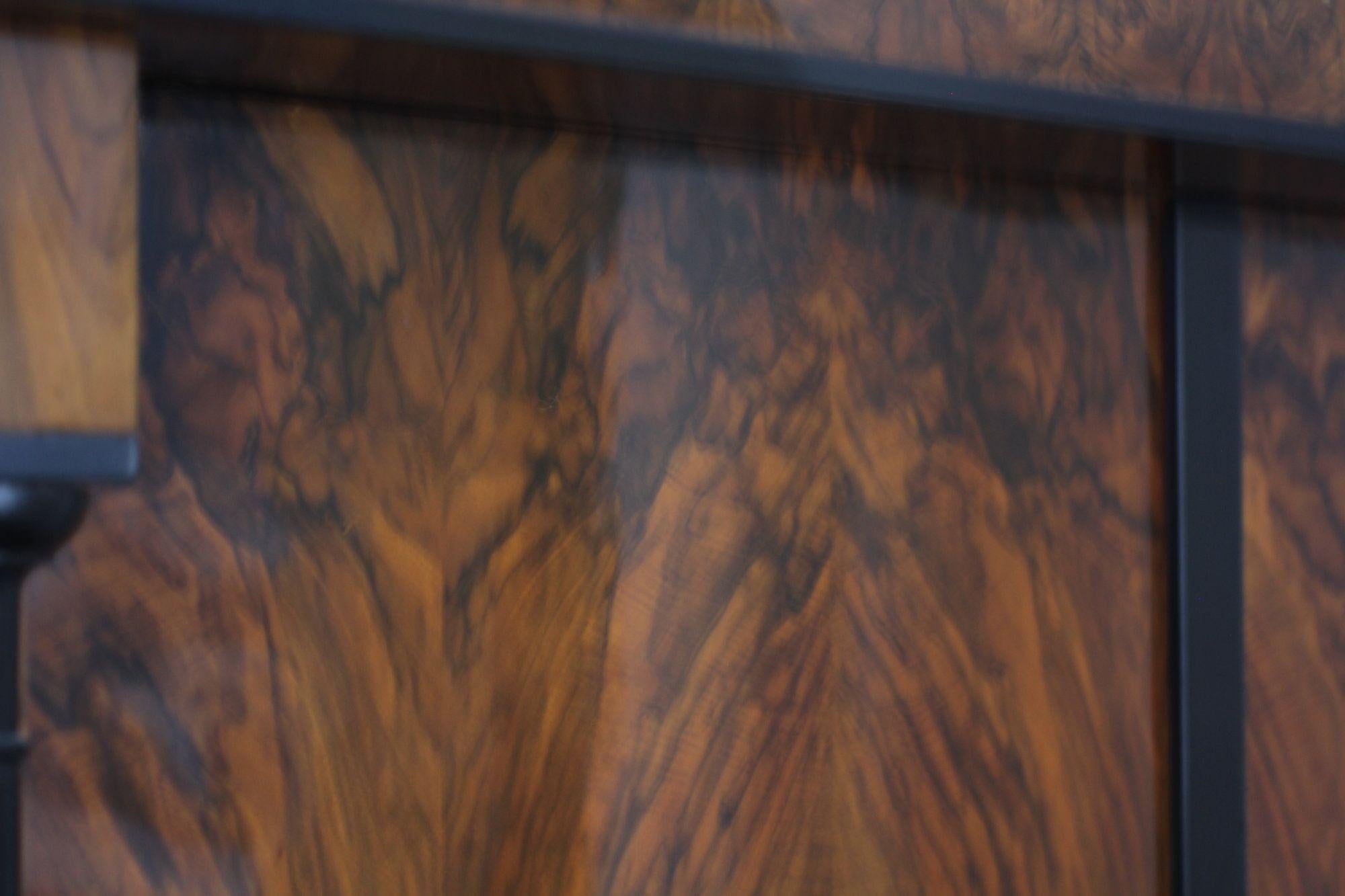 Armoire Biedermeier, impiallacciato in noce e colonne piene, Austria, 1820 circa in vendita 6