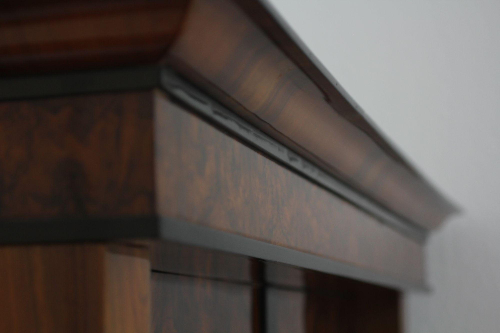 Armoire Biedermeier, impiallacciato in noce e colonne piene, Austria, 1820 circa in vendita 7