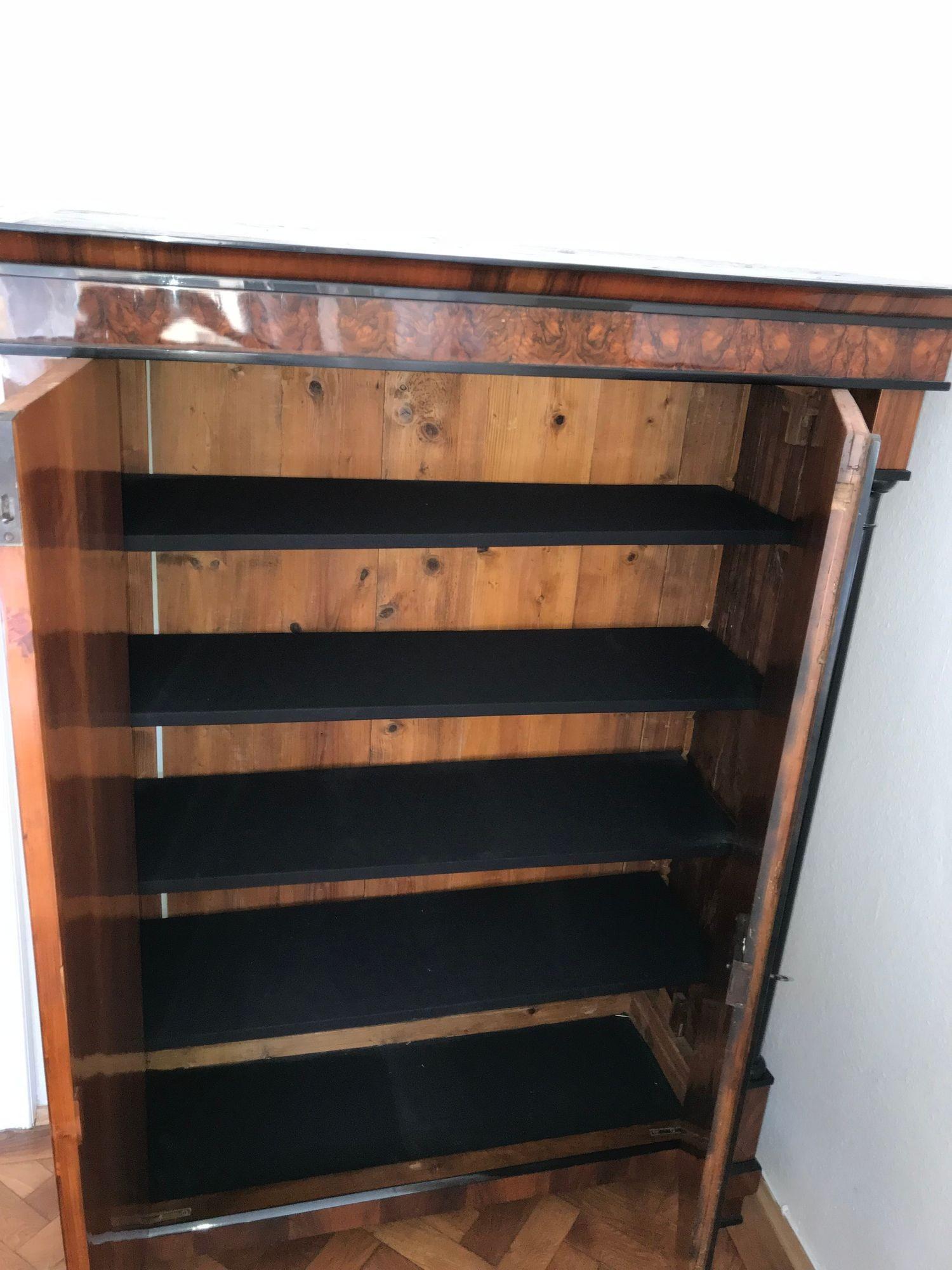 Armoire Biedermeier, impiallacciato in noce e colonne piene, Austria, 1820 circa in vendita 9