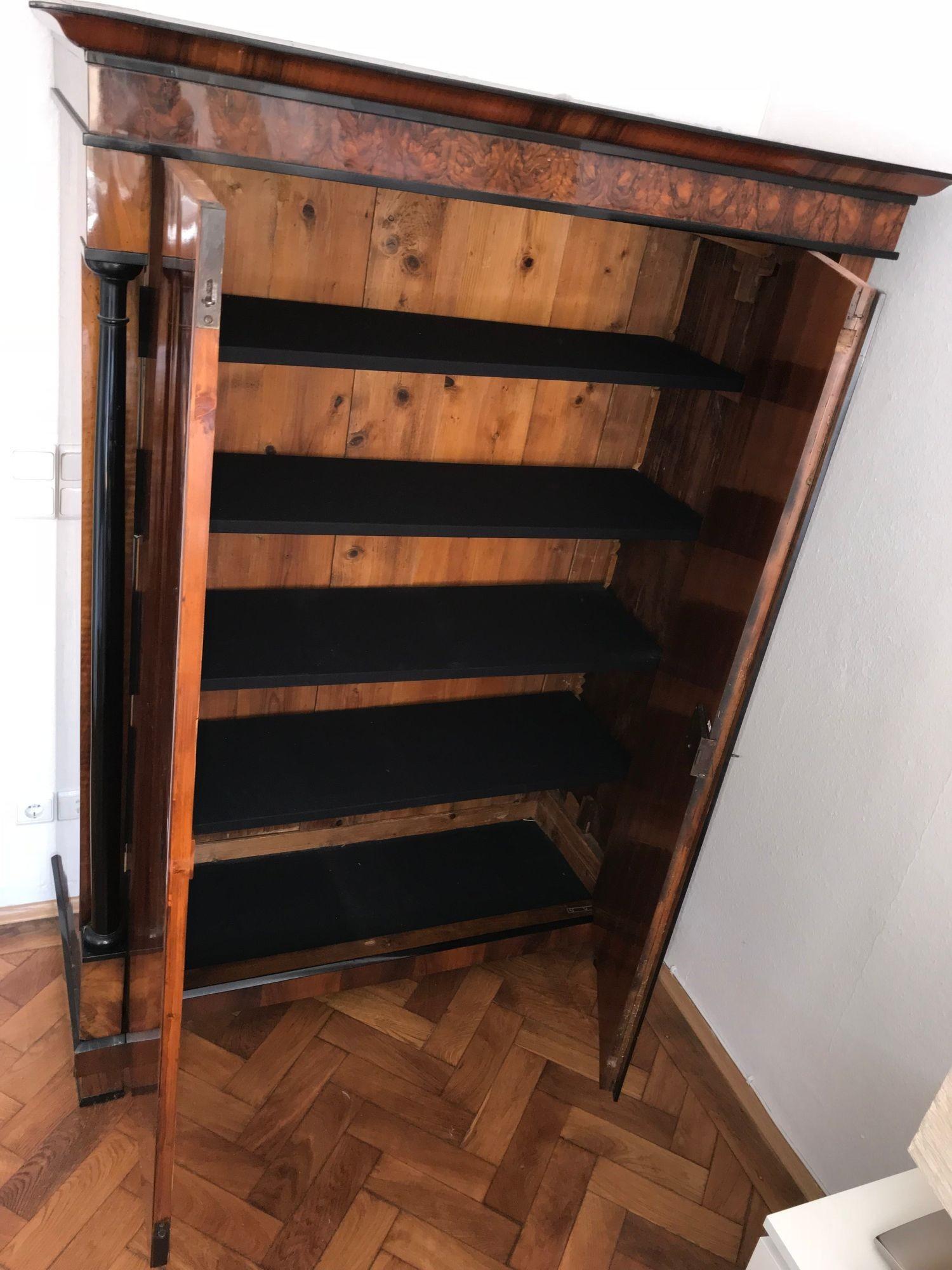 Armoire Biedermeier, impiallacciato in noce e colonne piene, Austria, 1820 circa in vendita 10