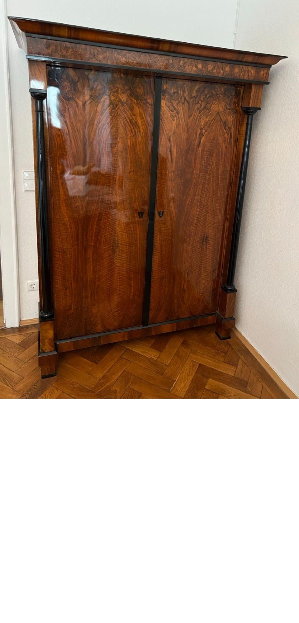 Austriaco Armoire Biedermeier, impiallacciato in noce e colonne piene, Austria, 1820 circa in vendita