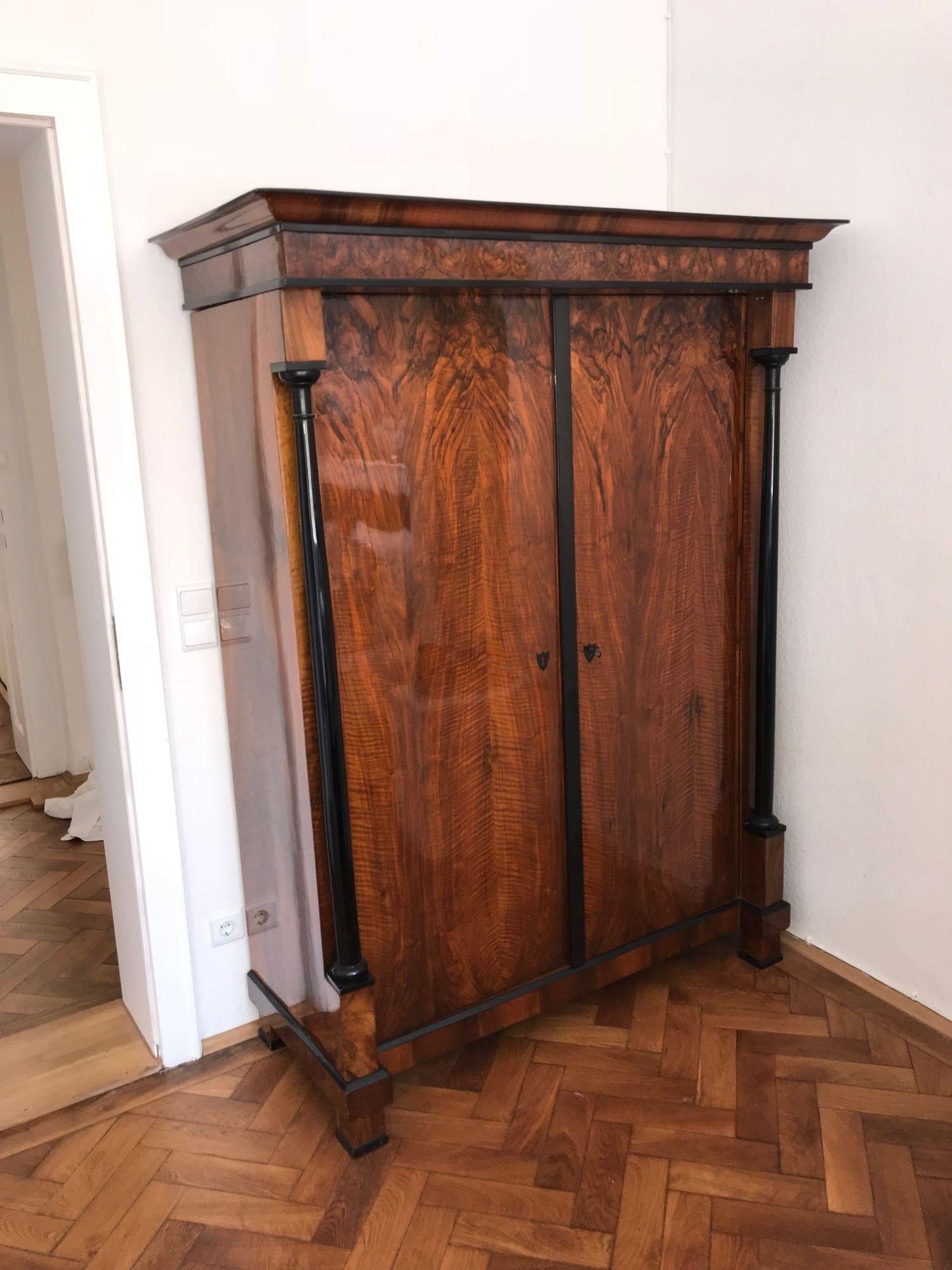 Ebanizzato Armoire Biedermeier, impiallacciato in noce e colonne piene, Austria, 1820 circa in vendita