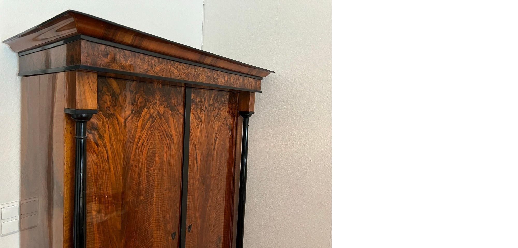 XIX secolo Armoire Biedermeier, impiallacciato in noce e colonne piene, Austria, 1820 circa in vendita