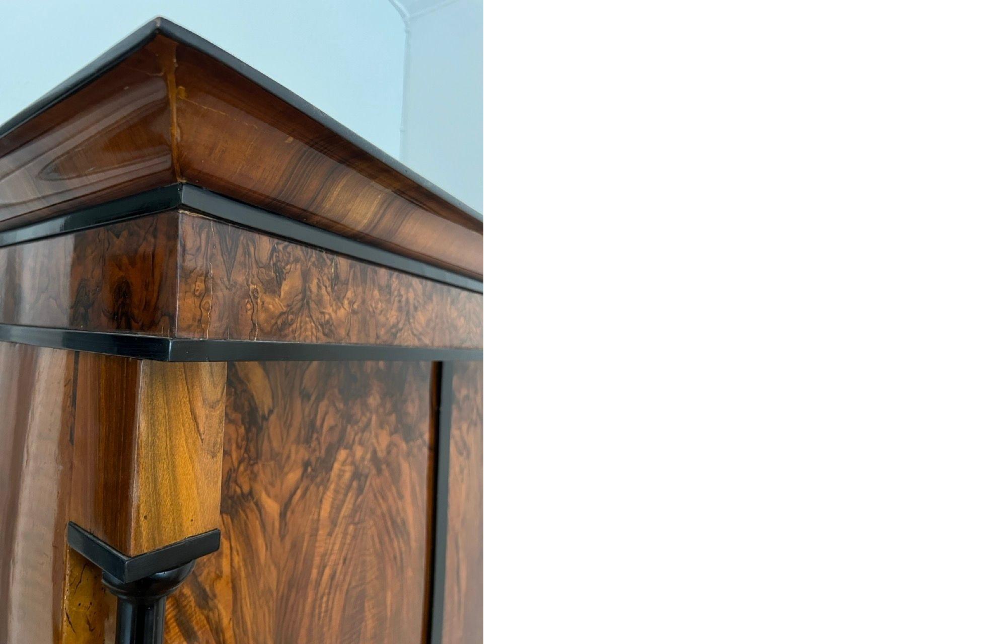 Noce Armoire Biedermeier, impiallacciato in noce e colonne piene, Austria, 1820 circa in vendita