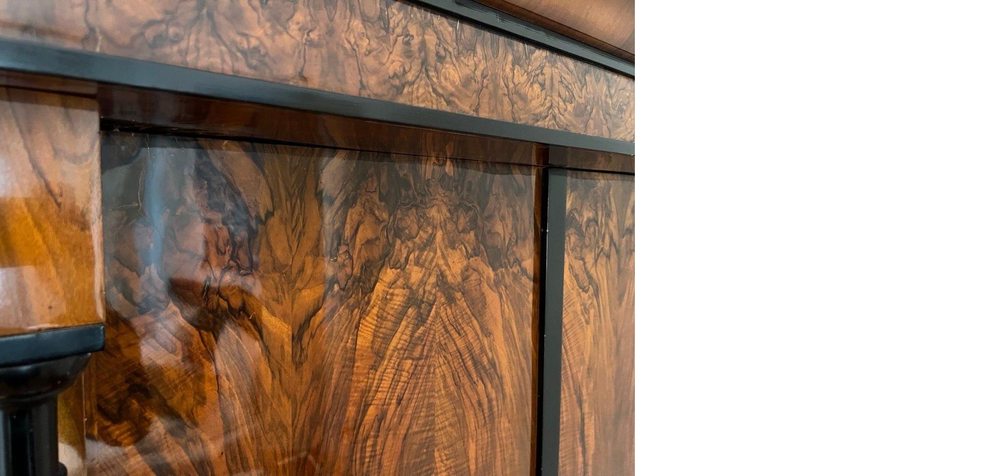 Armoire Biedermeier, impiallacciato in noce e colonne piene, Austria, 1820 circa in vendita 1