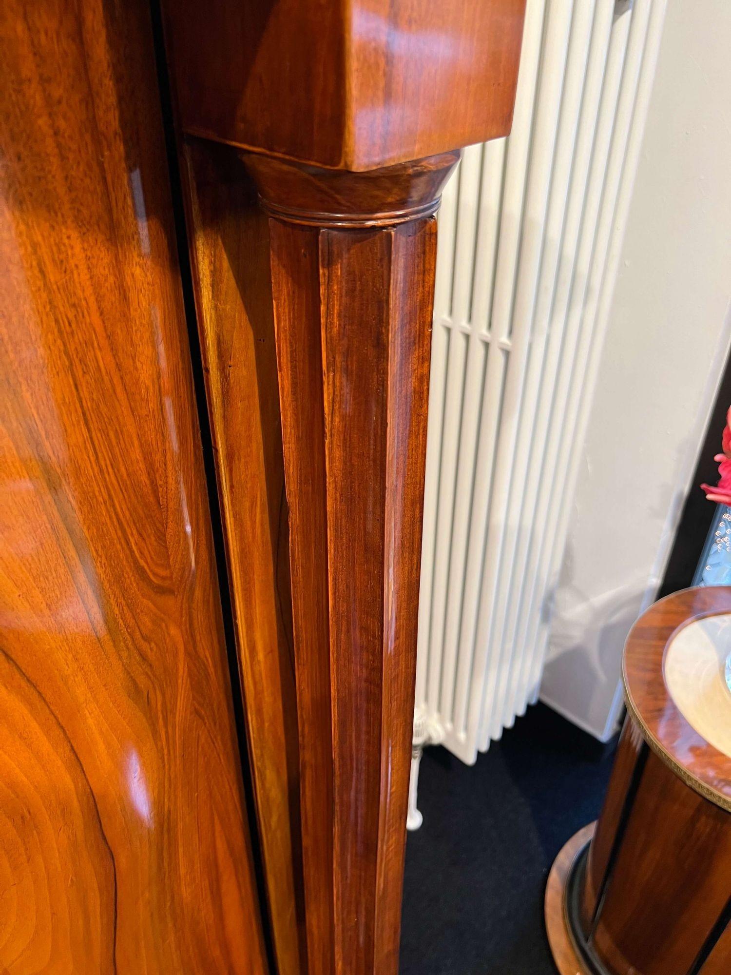 Armoire Biedermeier, impiallacciato in noce, colonne piene, Vienna, Austria circa 1825 in vendita 3