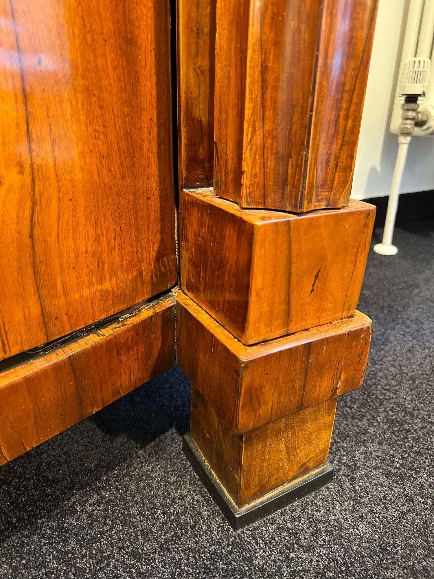 Armoire Biedermeier, impiallacciato in noce, colonne piene, Vienna, Austria circa 1825 in vendita 4
