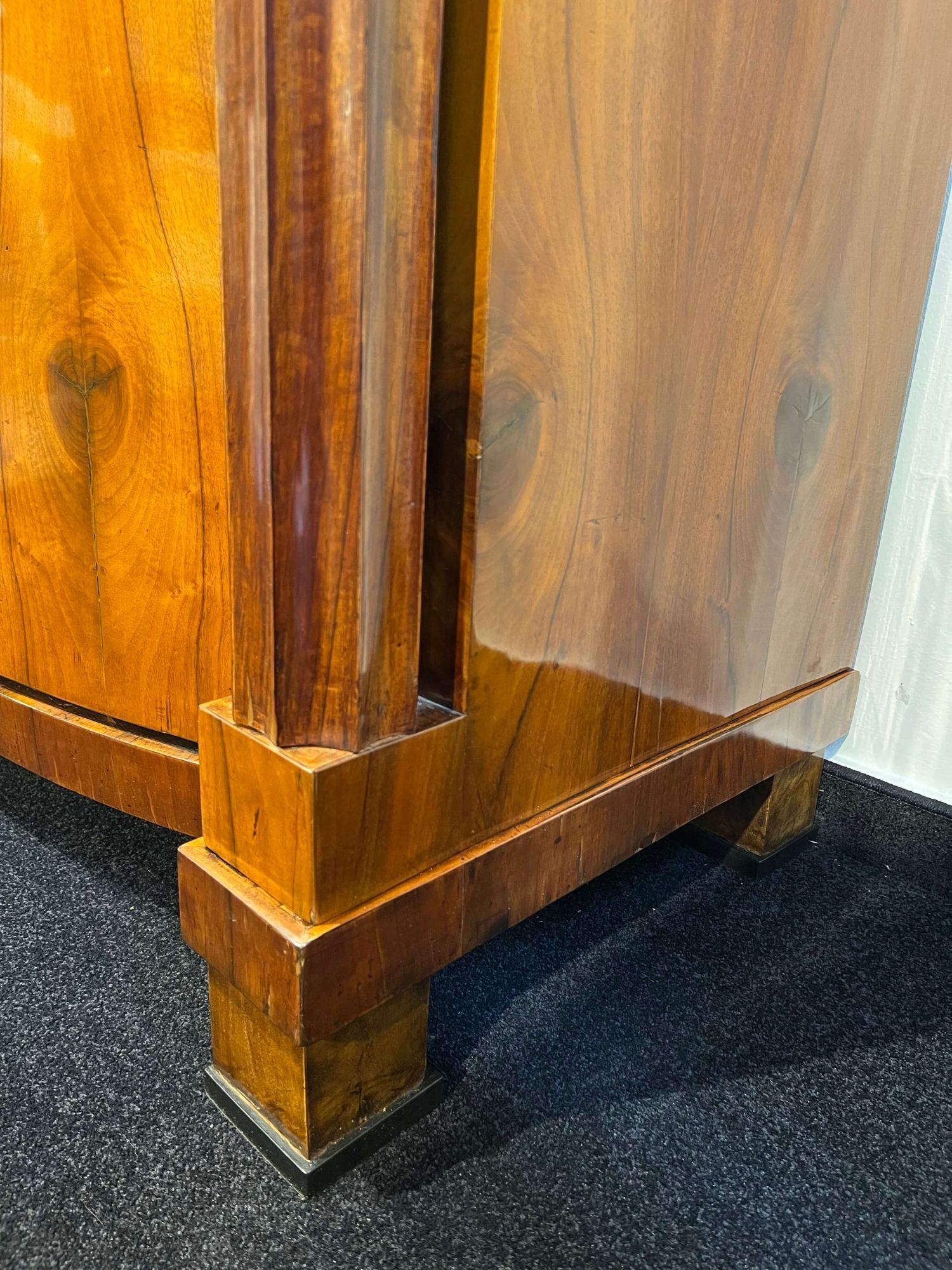 Armoire Biedermeier, impiallacciato in noce, colonne piene, Vienna, Austria circa 1825 in vendita 5