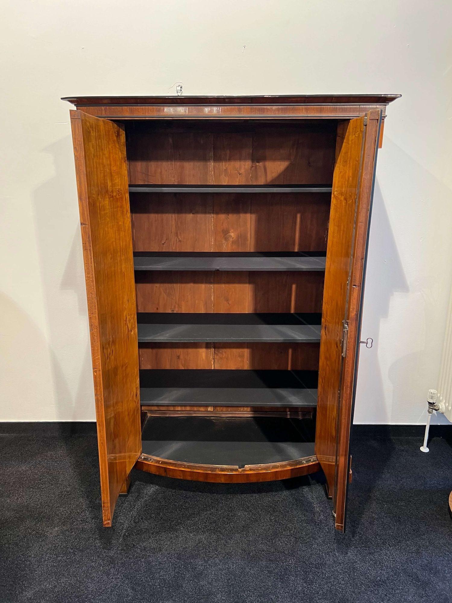 Austriaco Armoire Biedermeier, impiallacciato in noce, colonne piene, Vienna, Austria circa 1825 in vendita