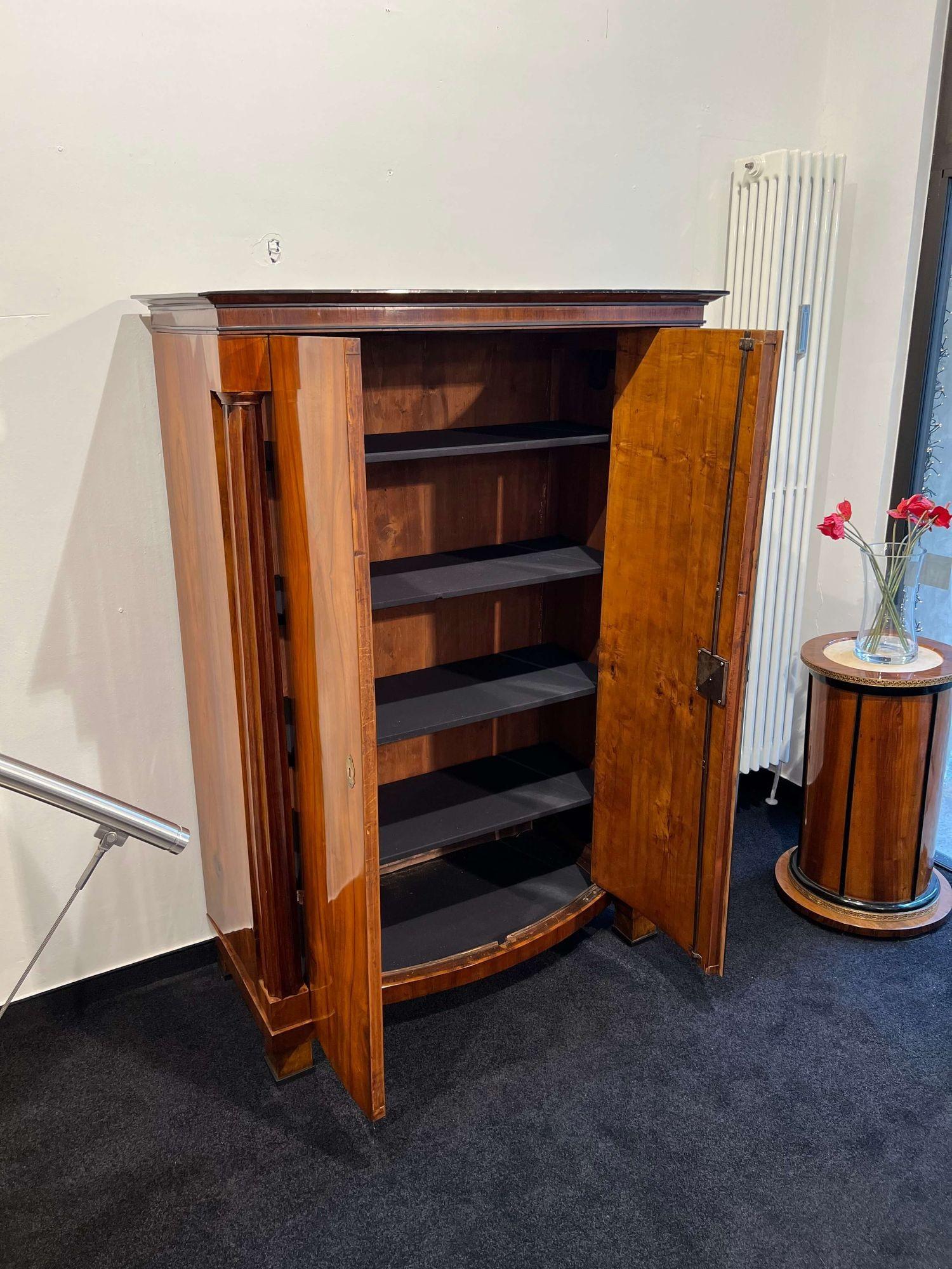 Armoire Biedermeier, impiallacciato in noce, colonne piene, Vienna, Austria circa 1825 in vendita 11