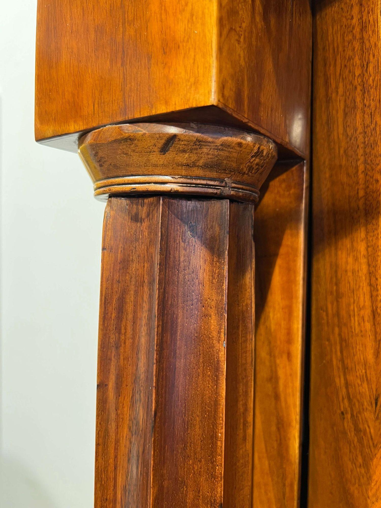Metallo Armoire Biedermeier, impiallacciato in noce, colonne piene, Vienna, Austria circa 1825 in vendita