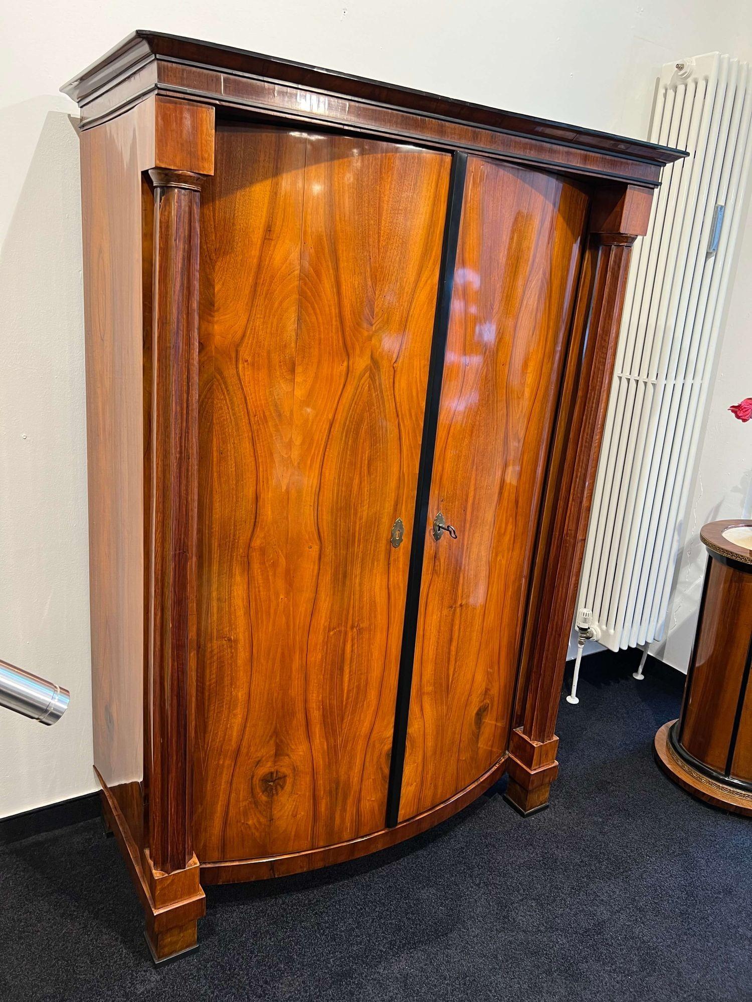 Intagliato Armoire Biedermeier, impiallacciato in noce, colonne piene, Vienna, Austria circa 1825 in vendita