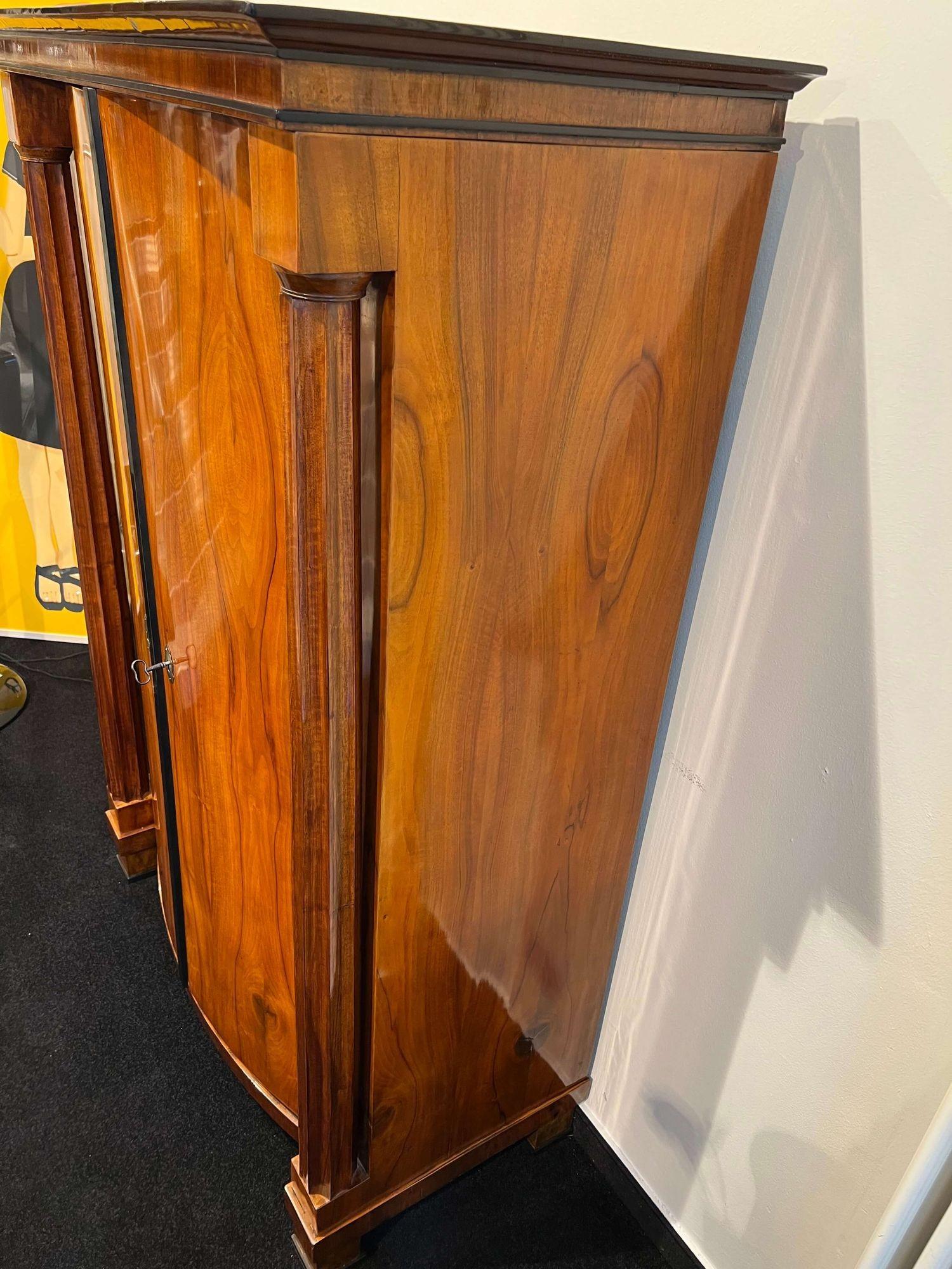 Armoire Biedermeier, impiallacciato in noce, colonne piene, Vienna, Austria circa 1825 In condizioni buone in vendita a Regensburg, DE
