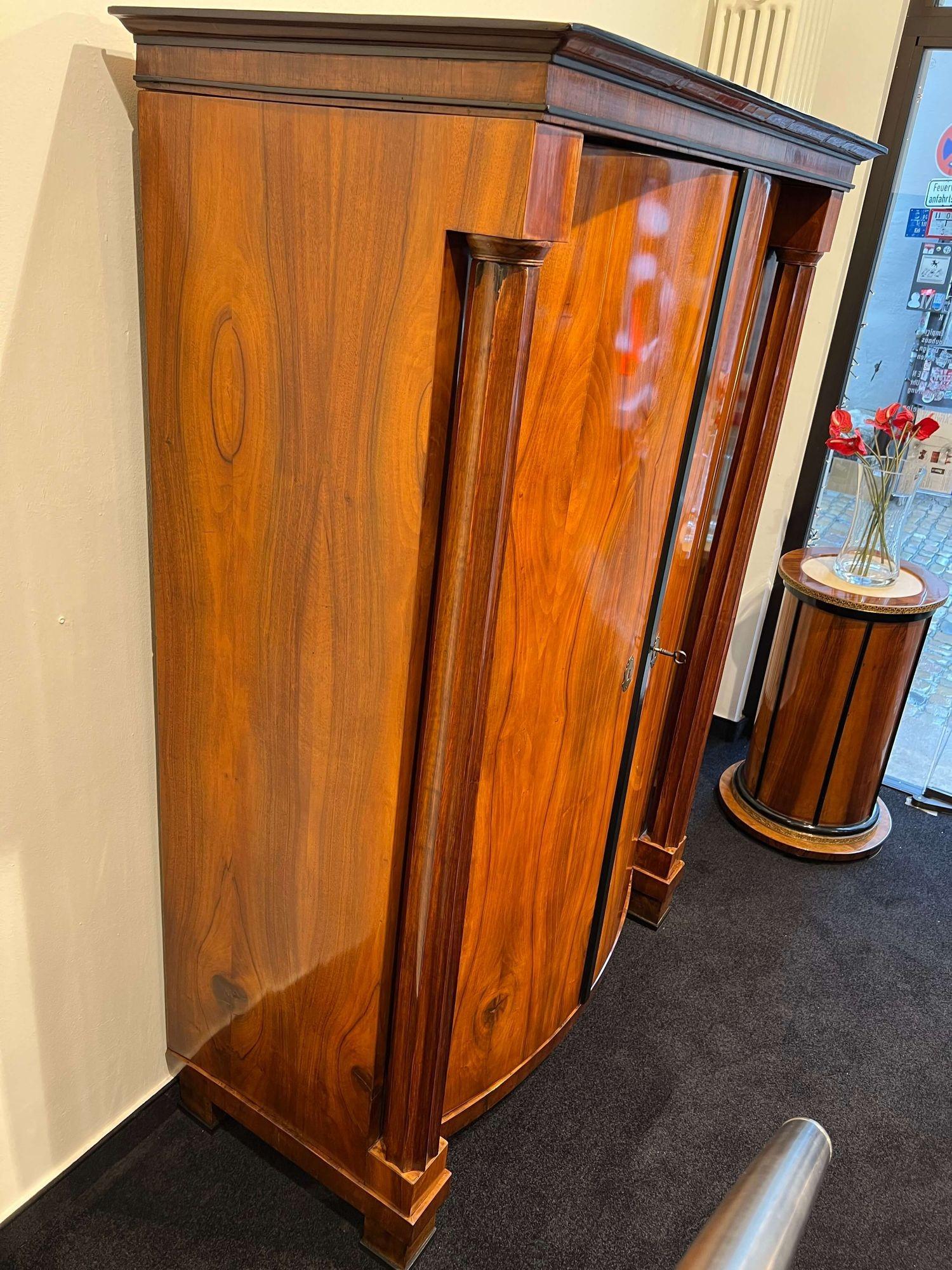 Inizio XIX secolo Armoire Biedermeier, impiallacciato in noce, colonne piene, Vienna, Austria circa 1825 in vendita