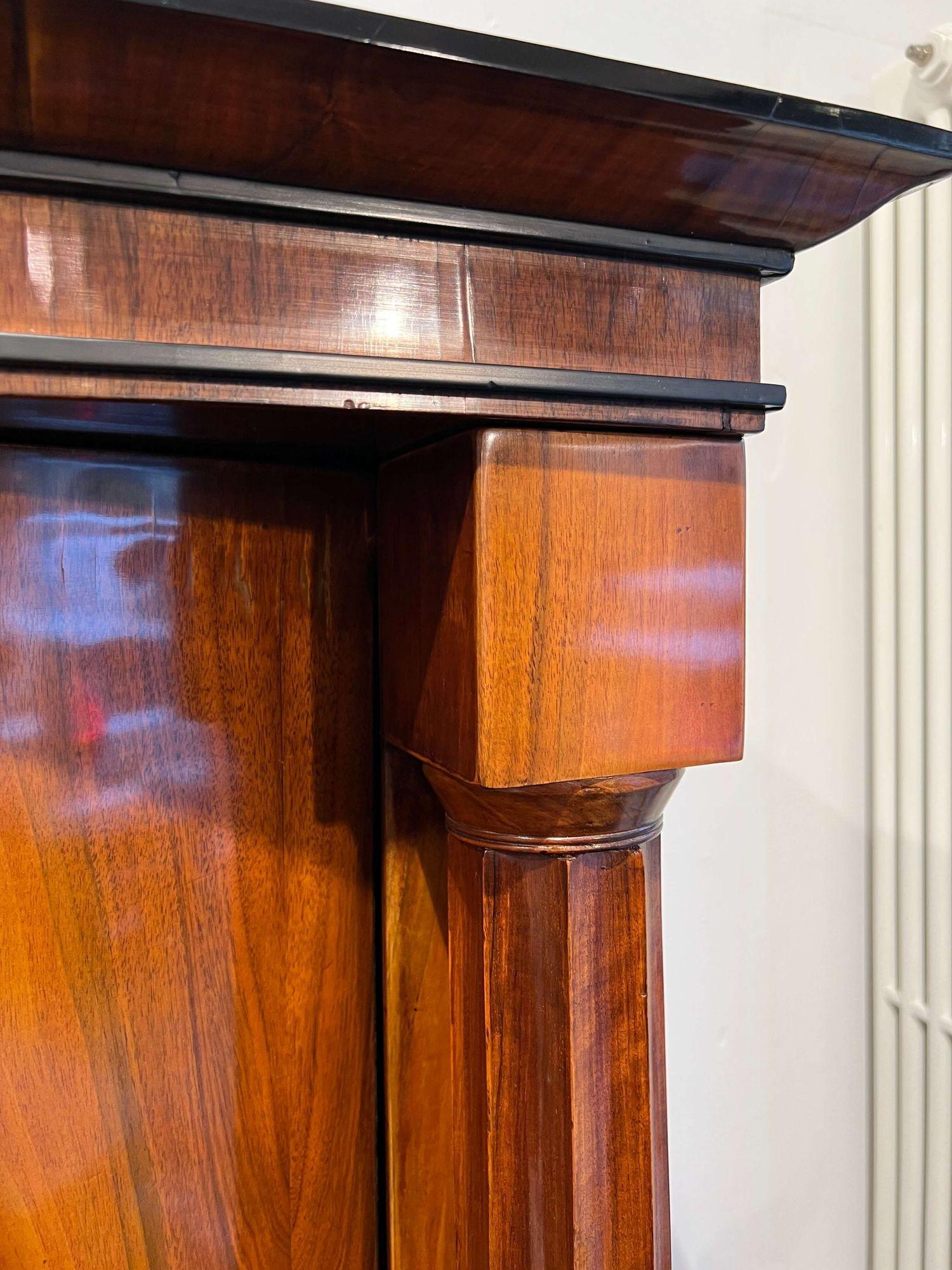 Armoire Biedermeier, impiallacciato in noce, colonne piene, Vienna, Austria circa 1825 in vendita 2