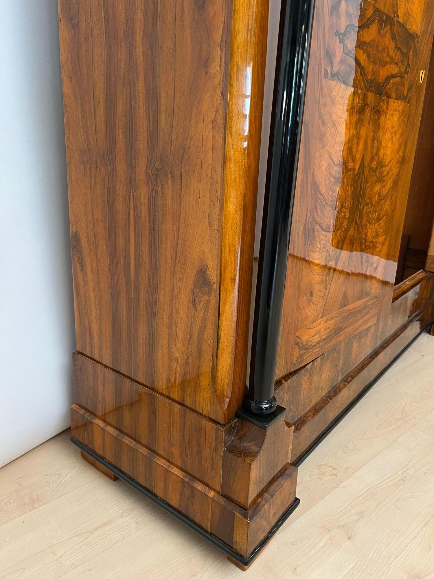 Armoire Biedermeier, impiallacciato in noce, Germania meridionale, 1820 circa in vendita 5
