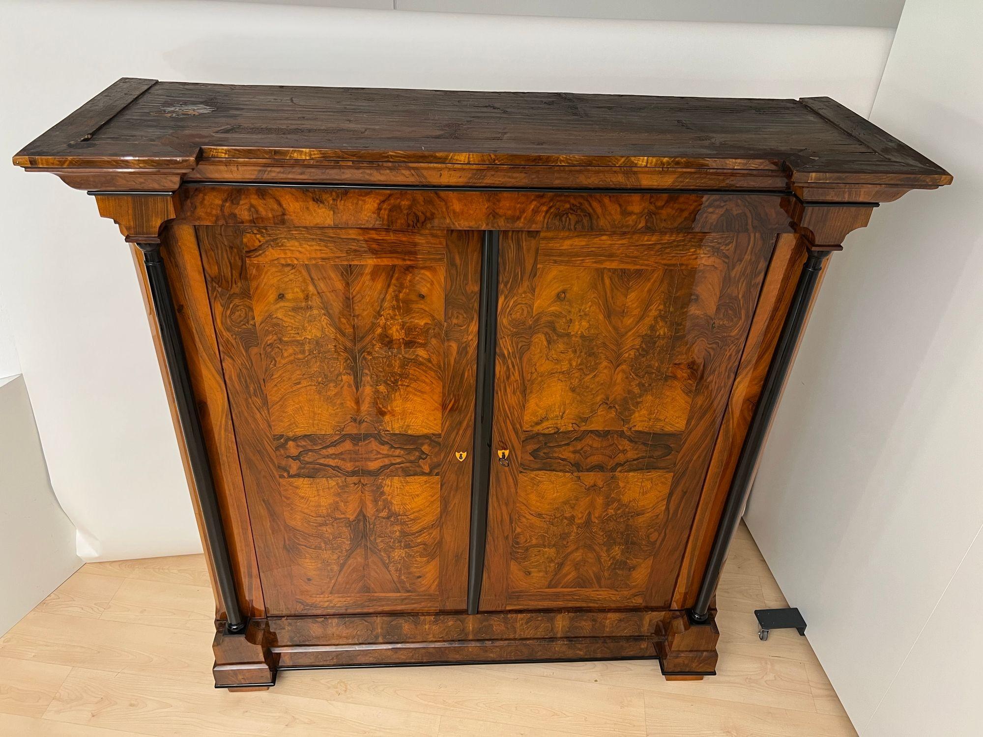 Armoire Biedermeier, impiallacciato in noce, Germania meridionale, 1820 circa in vendita 6