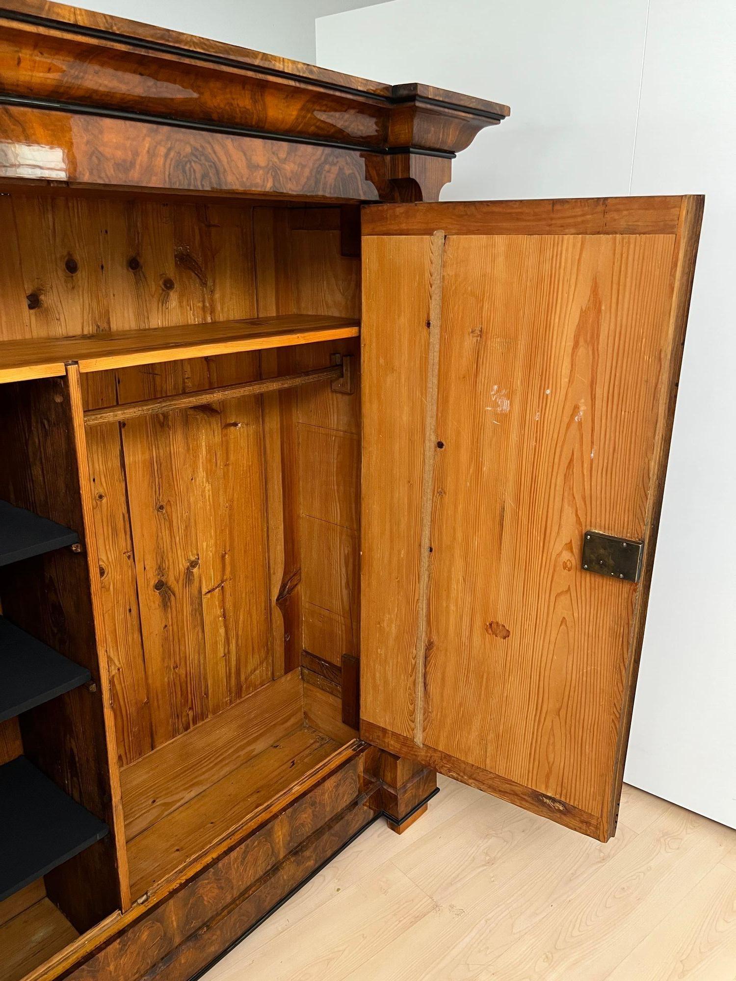 Armoire Biedermeier, impiallacciato in noce, Germania meridionale, 1820 circa in vendita 7