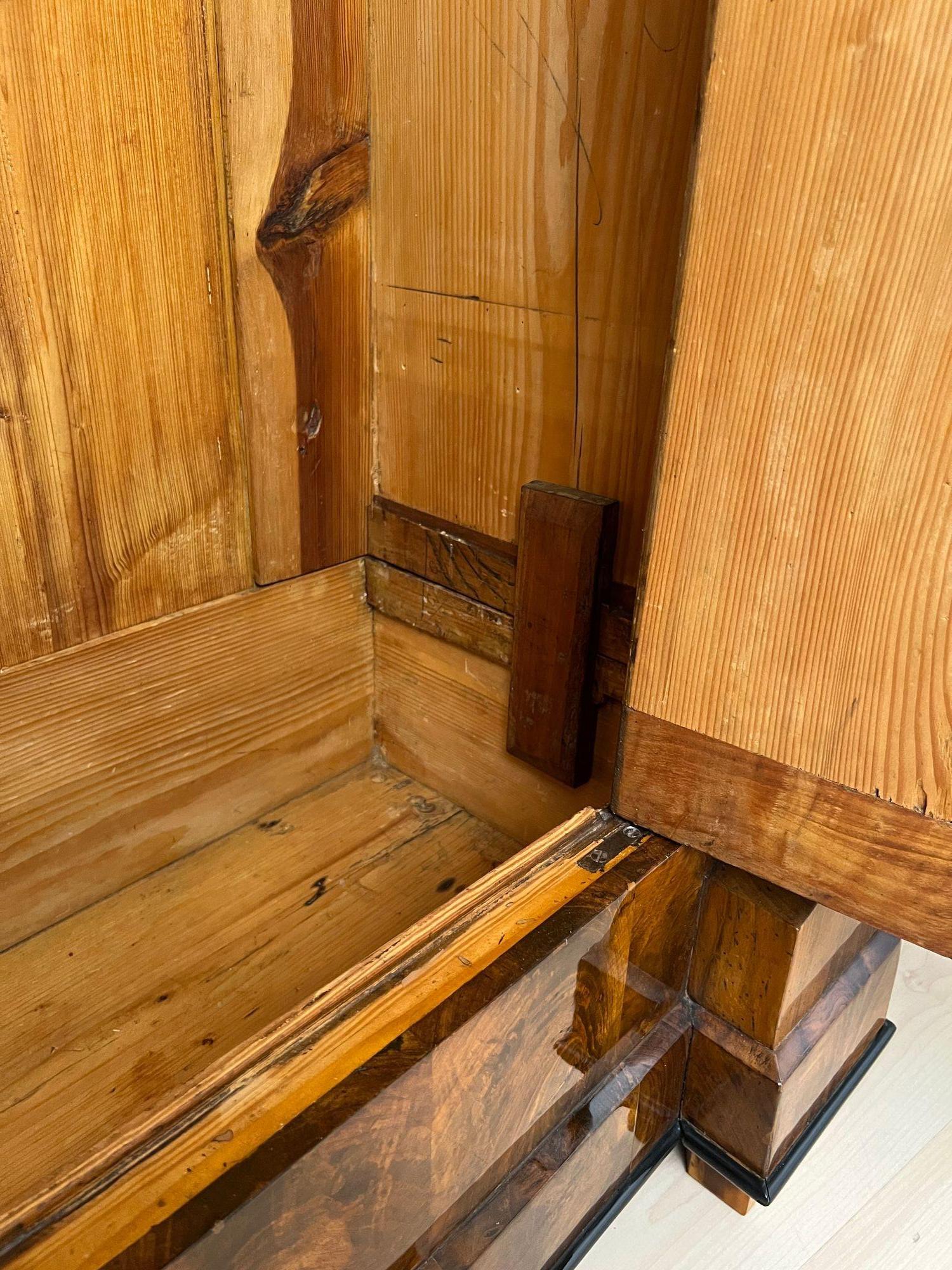 Armoire Biedermeier, impiallacciato in noce, Germania meridionale, 1820 circa in vendita 9
