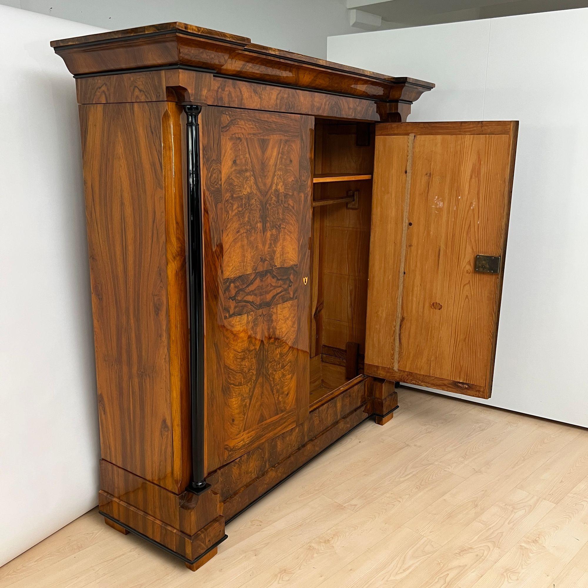 Tedesco Armoire Biedermeier, impiallacciato in noce, Germania meridionale, 1820 circa in vendita