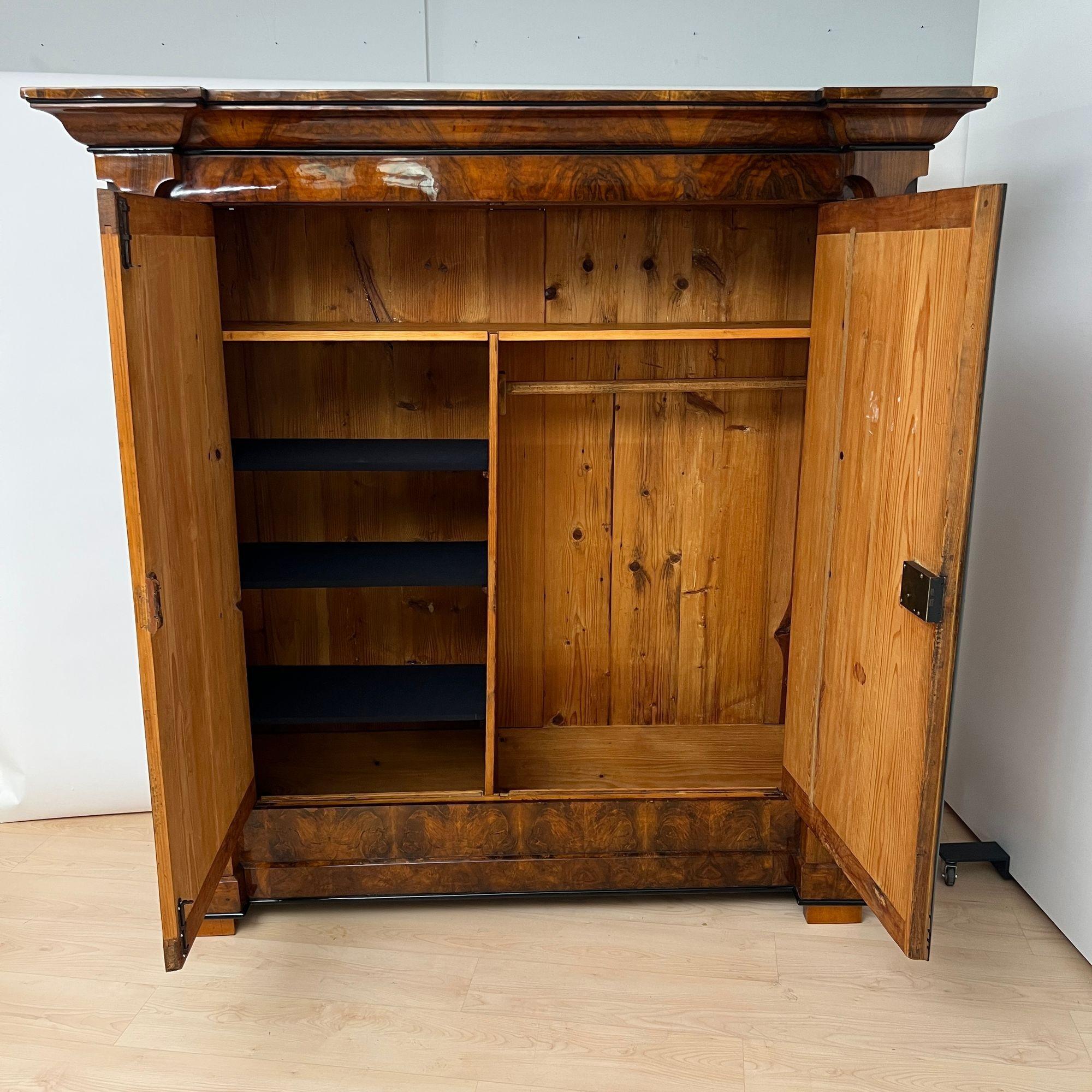 Ebanizzato Armoire Biedermeier, impiallacciato in noce, Germania meridionale, 1820 circa in vendita