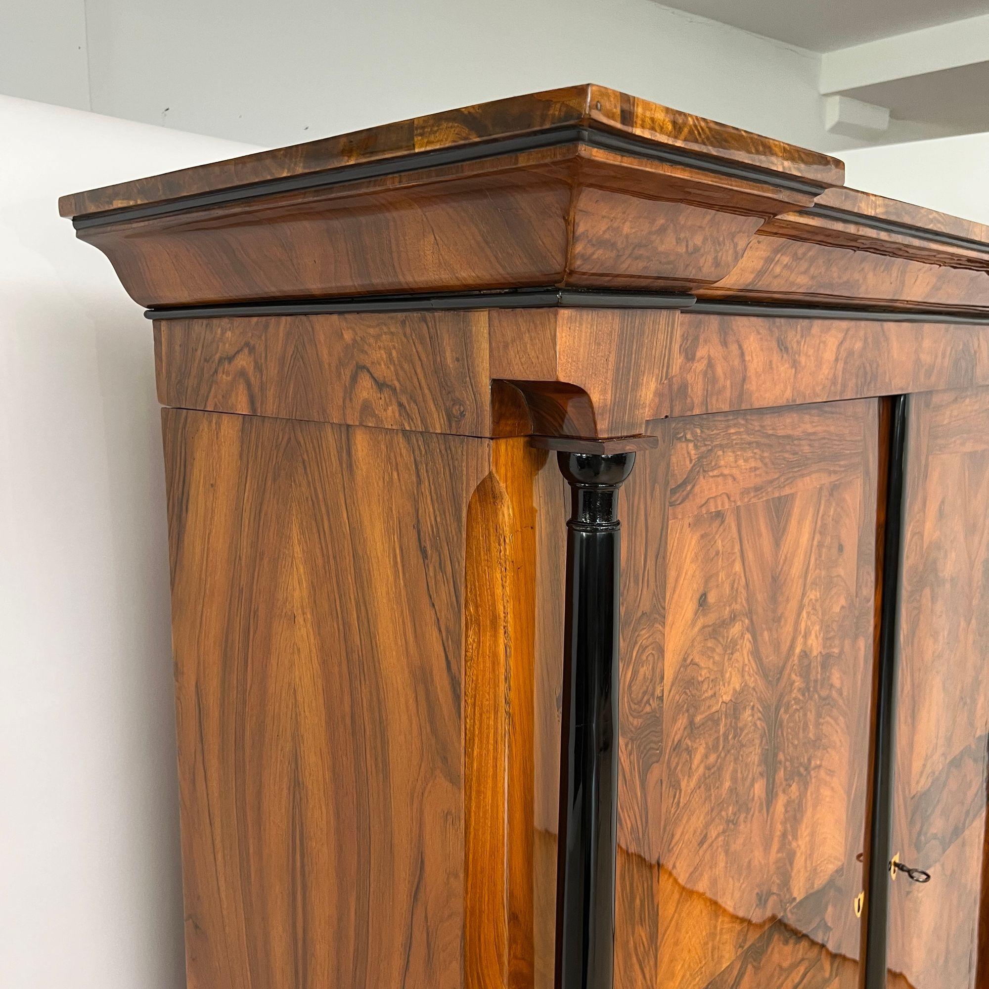 Armoire Biedermeier, impiallacciato in noce, Germania meridionale, 1820 circa In condizioni buone in vendita a Regensburg, DE