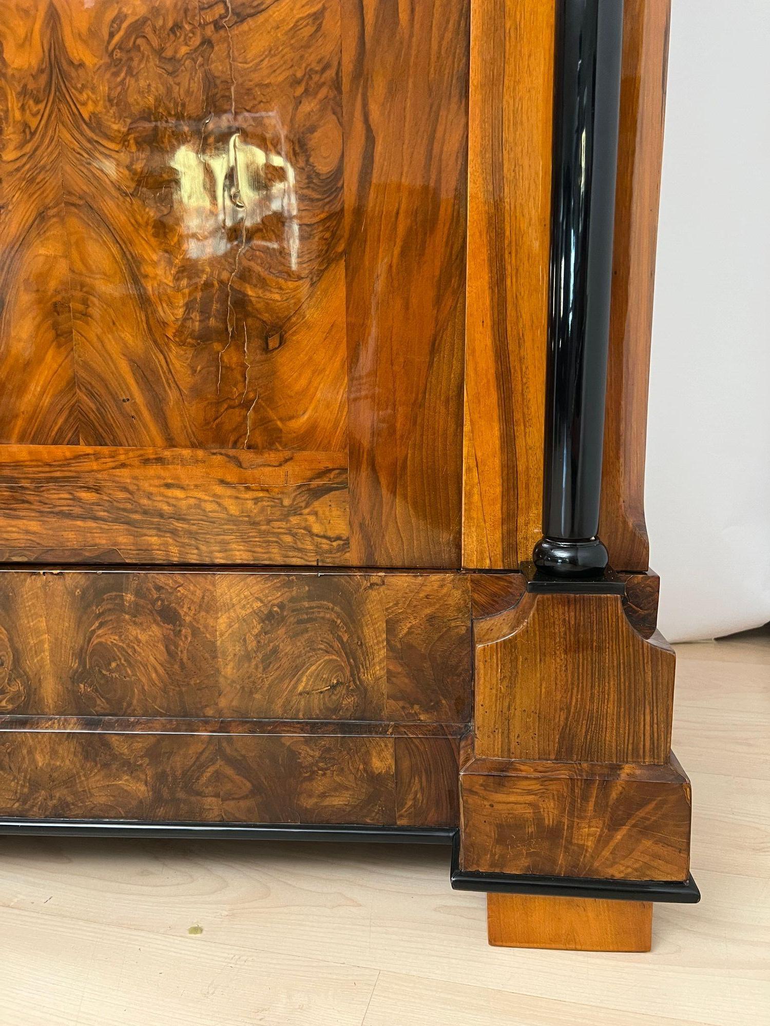 Armoire Biedermeier, impiallacciato in noce, Germania meridionale, 1820 circa in vendita 1