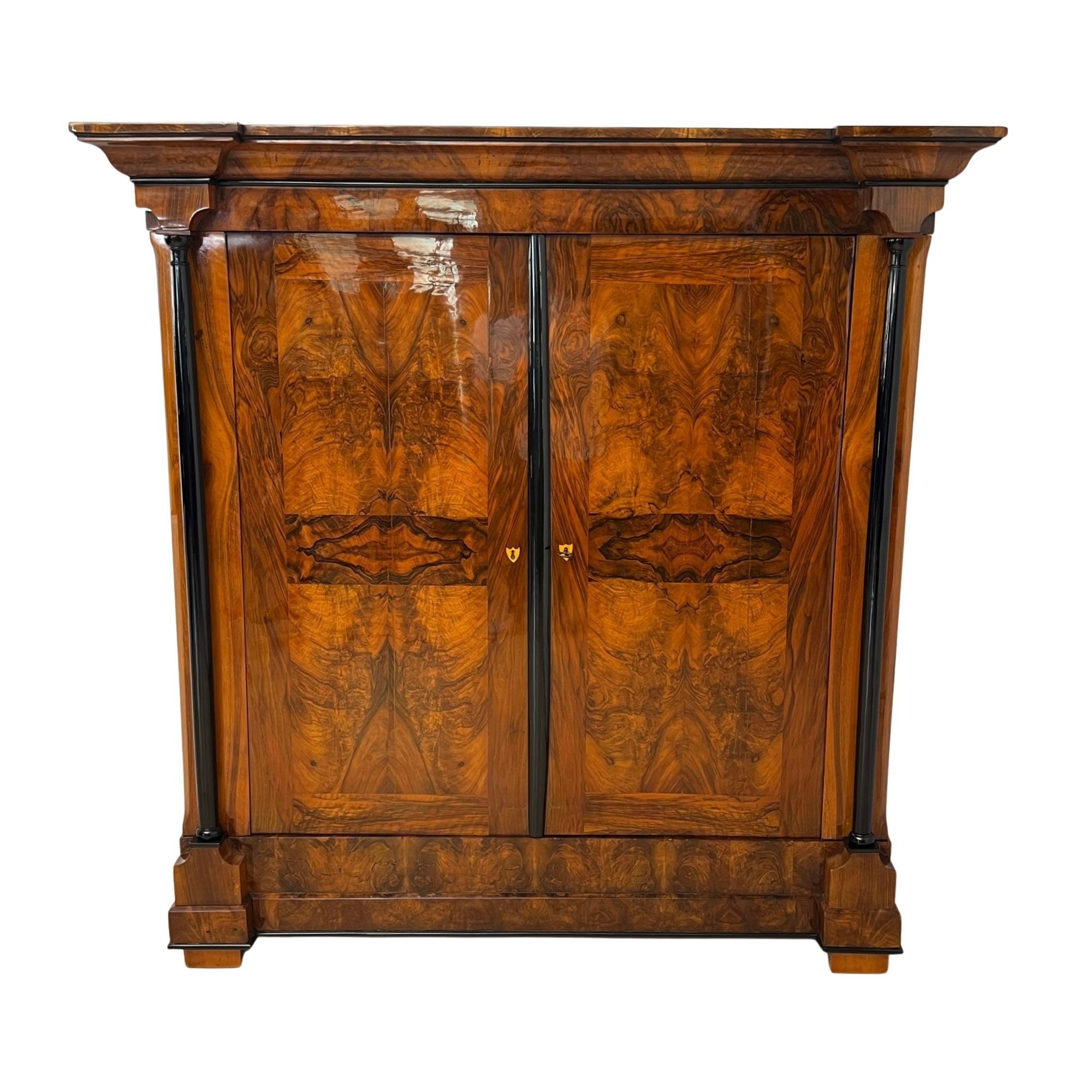 Armoire Biedermeier, impiallacciato in noce, Germania meridionale, 1820 circa in vendita