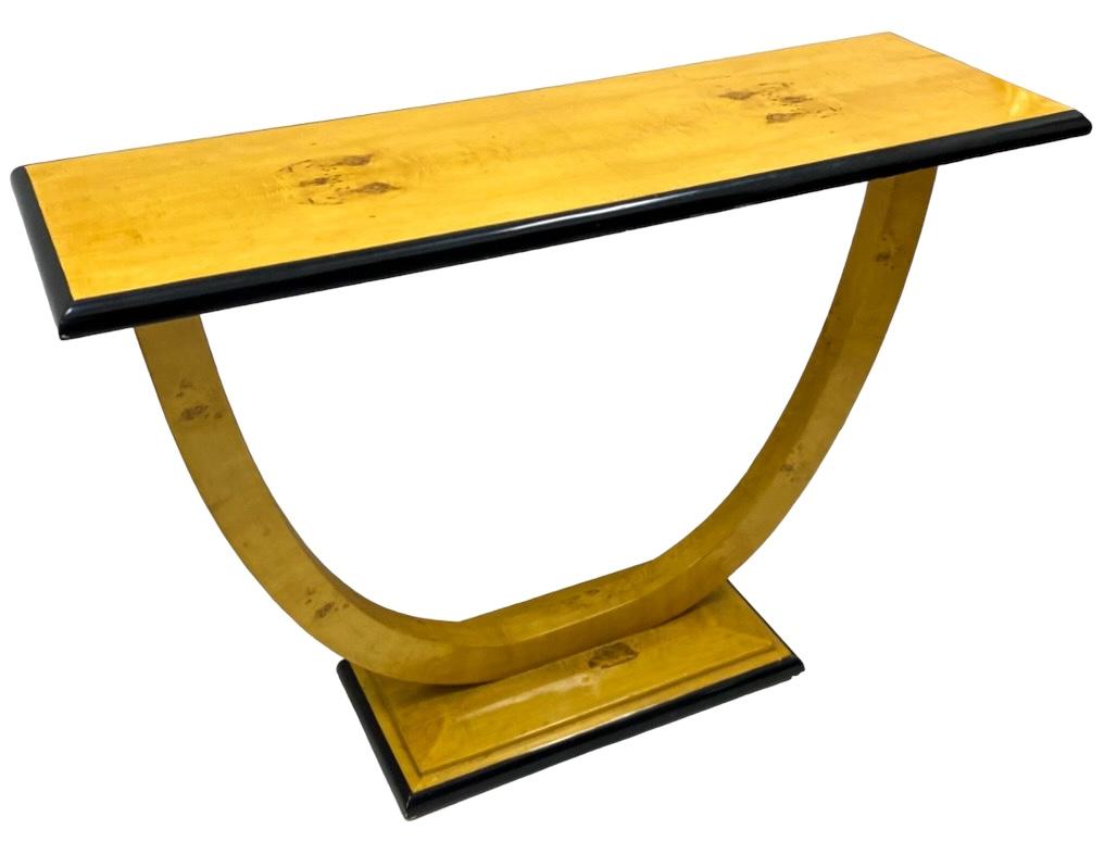 Il s'agit d'une table console de style Biedermeier Art Déco en loupe de satin. Ses lignes épurées en font une pièce polyvalente. Le corps semble être un bois de satin ronceux avec des garnitures ébonisées.  Il est en très bon état et ne comporte