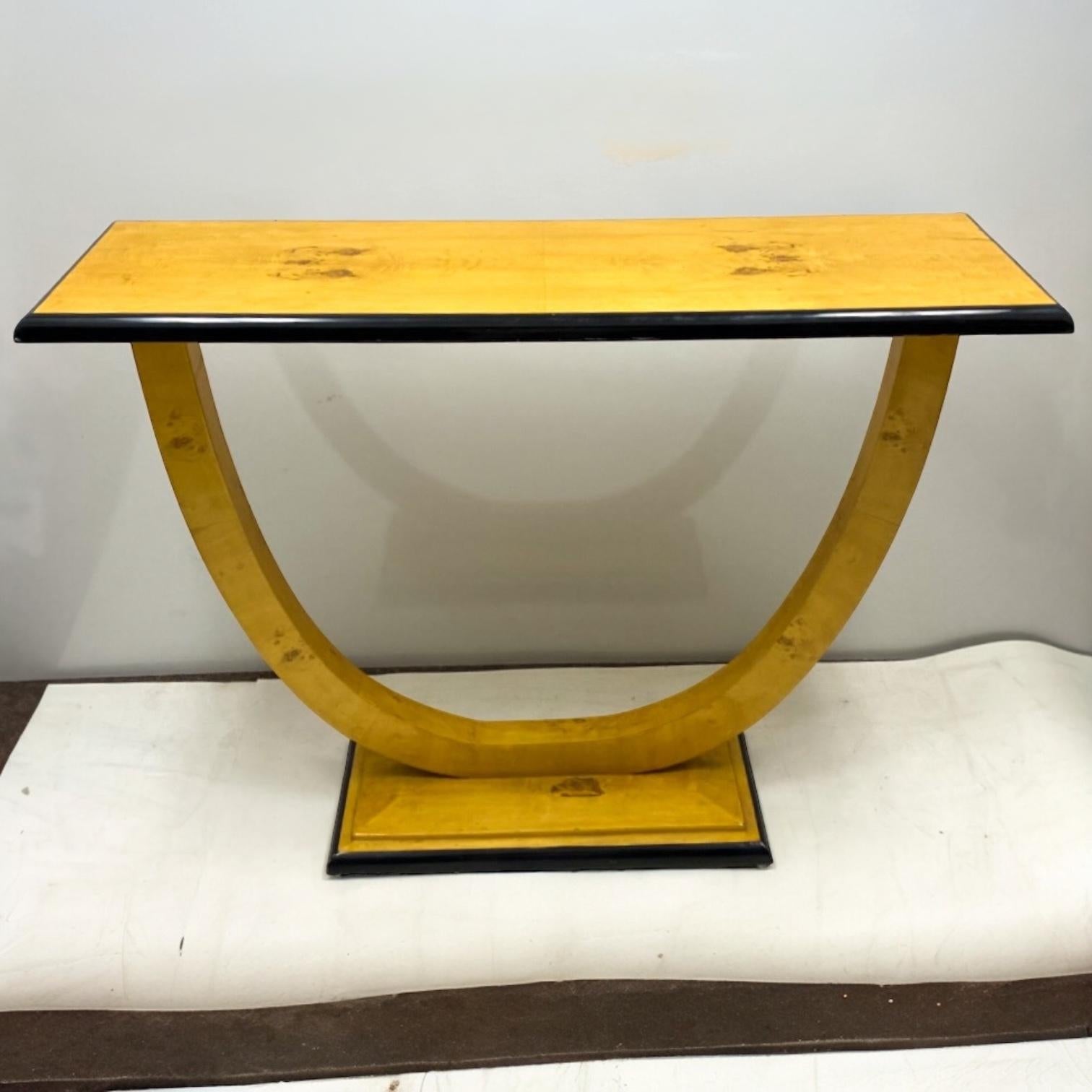 Britannique Console Biedermeier de style Art Déco en loupe de bois de citronnier