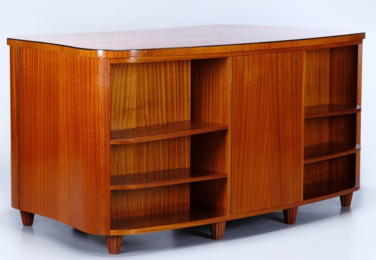 Scrivania con piedistallo in stile Biedermeier Art Deco svedese con impiallacciature di mogano di prima qualità su una struttura probabilmente in betulla, con una finitura classica di colore scuro e profondo. 

Questa scrivania unica e rara è un