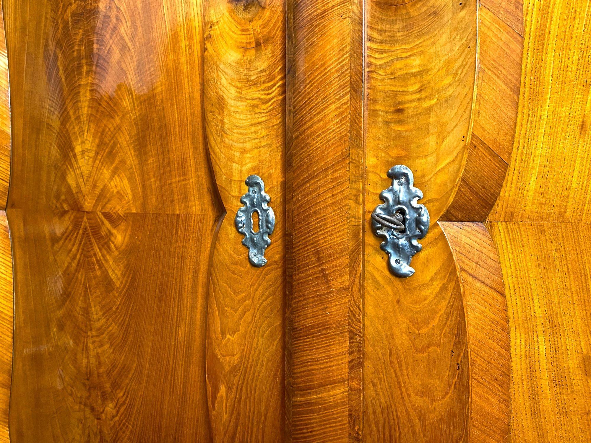 Mobile in legno di frassino Biedermeier con intarsi - XIX secolo, Austria, 1840 ca. in vendita 4