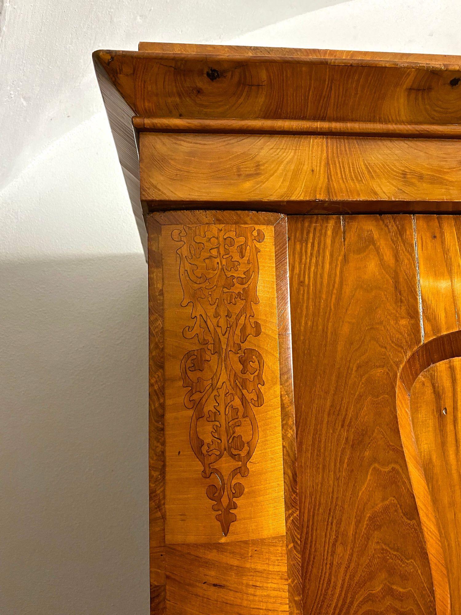 Austriaco Mobile in legno di frassino Biedermeier con intarsi - XIX secolo, Austria, 1840 ca. in vendita