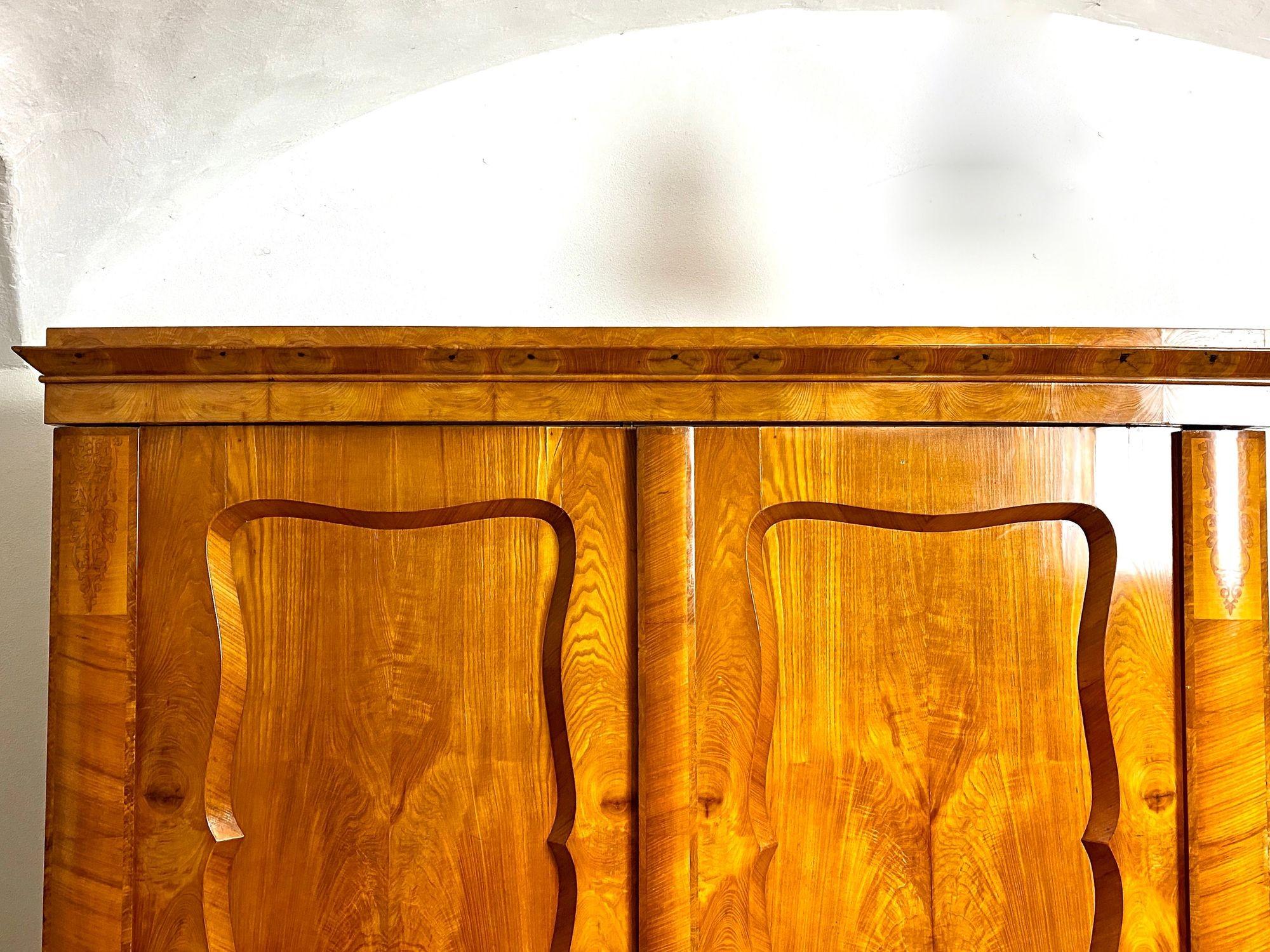 Impiallacciato Mobile in legno di frassino Biedermeier con intarsi - XIX secolo, Austria, 1840 ca. in vendita