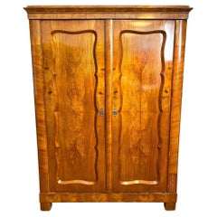 Biedermeier-Schrank aus Eschenholz mit Intarsienarbeiten – 19. Jahrhundert, Österreich, ca. 1840