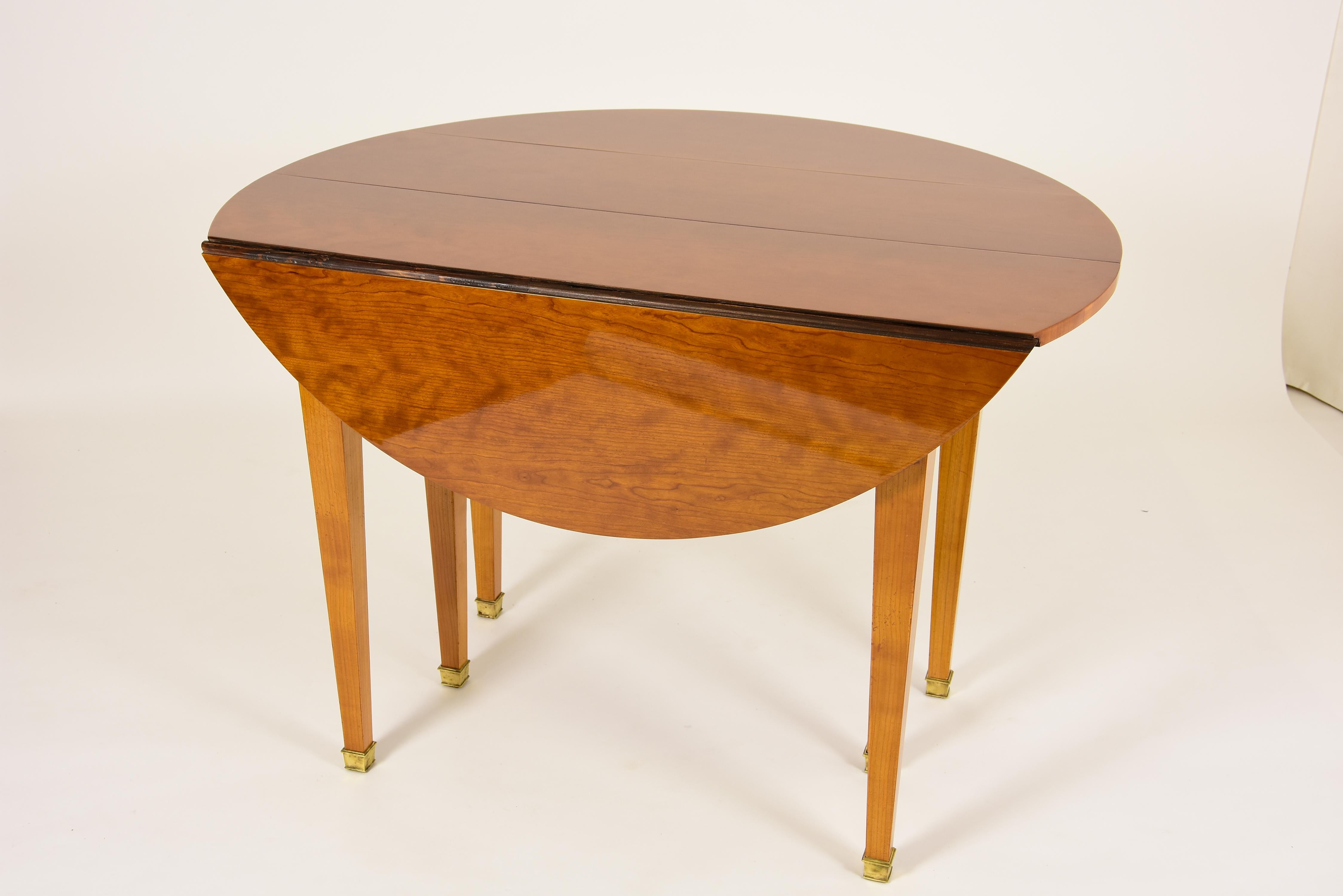 19th Century  Biedermeier Extending Table Cherry With 4 additional plates up to 12 people 