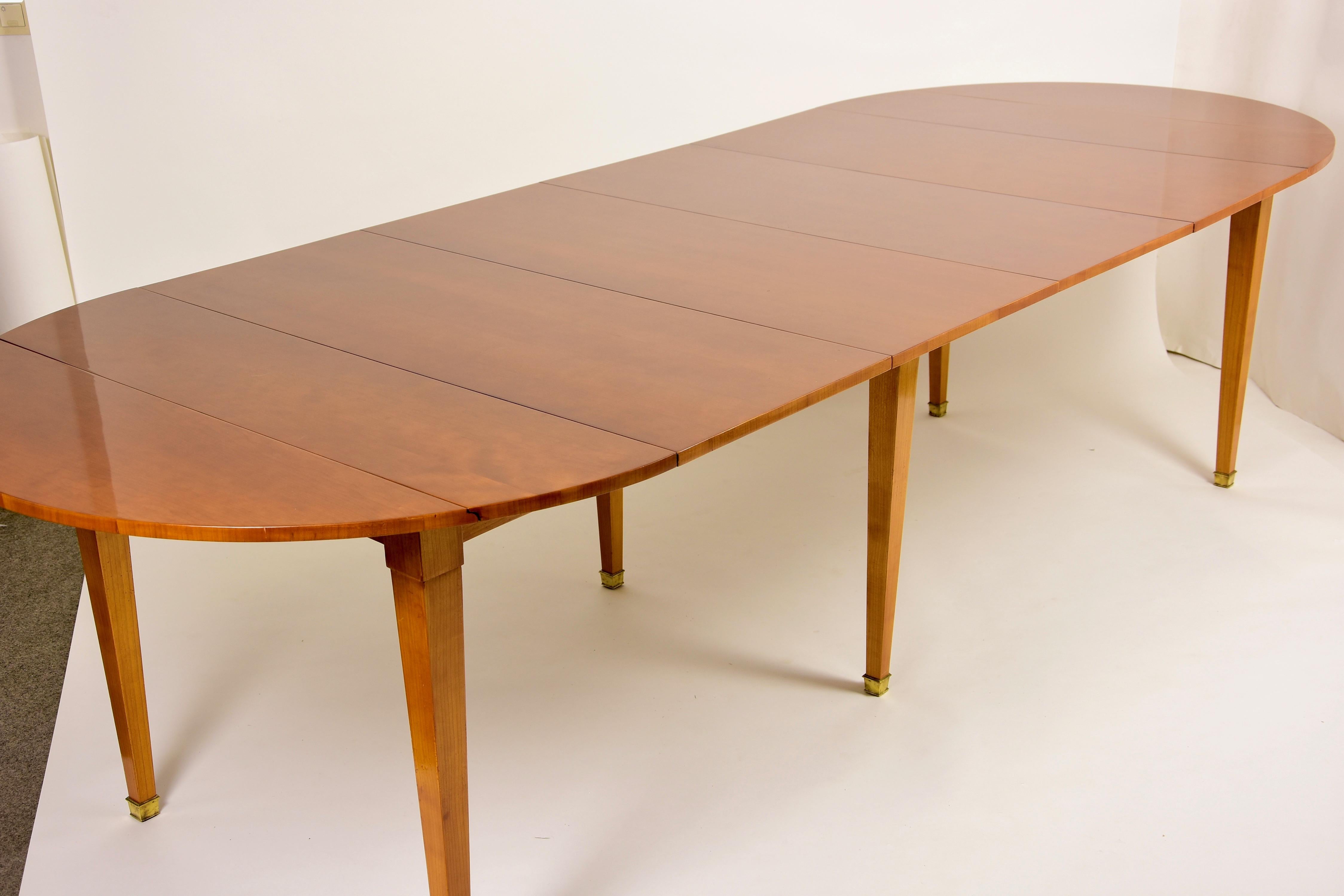 Biedermeier extending table cherry wood with 4 additional plates
on six conical legs
Diameter 115 cm height 78 cm
two wings hinged then 70 cm deep 115 cm wide
pulled out to 295 cm
A table for up to 12 people
Highly polished water and alcohol