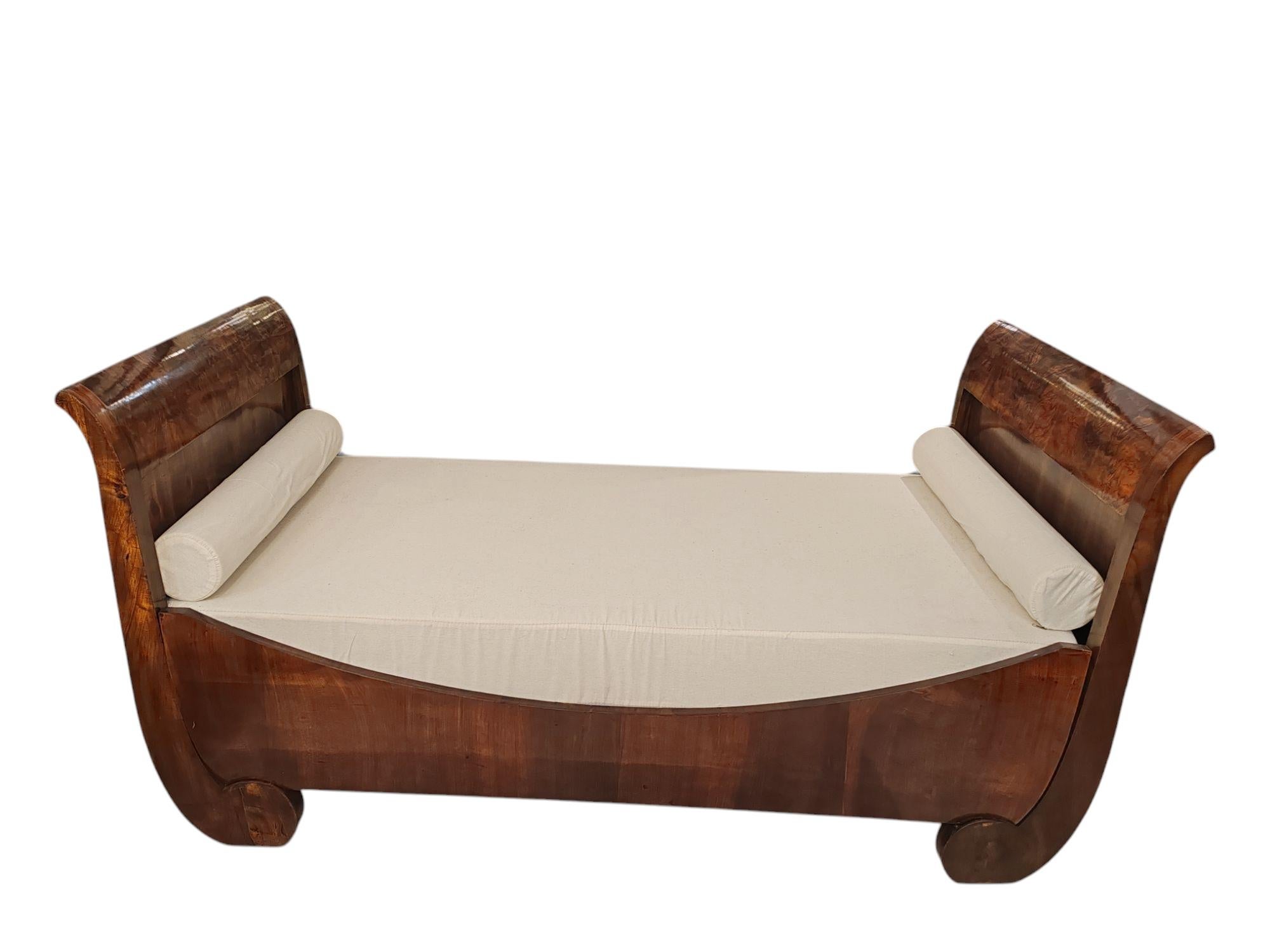 This Biedermeier bed from the period 1830–1840 is a remarkable example of the era’s stylistic principles, emphasizing simplicity, elegance, and functionality. Designed in the classic 
