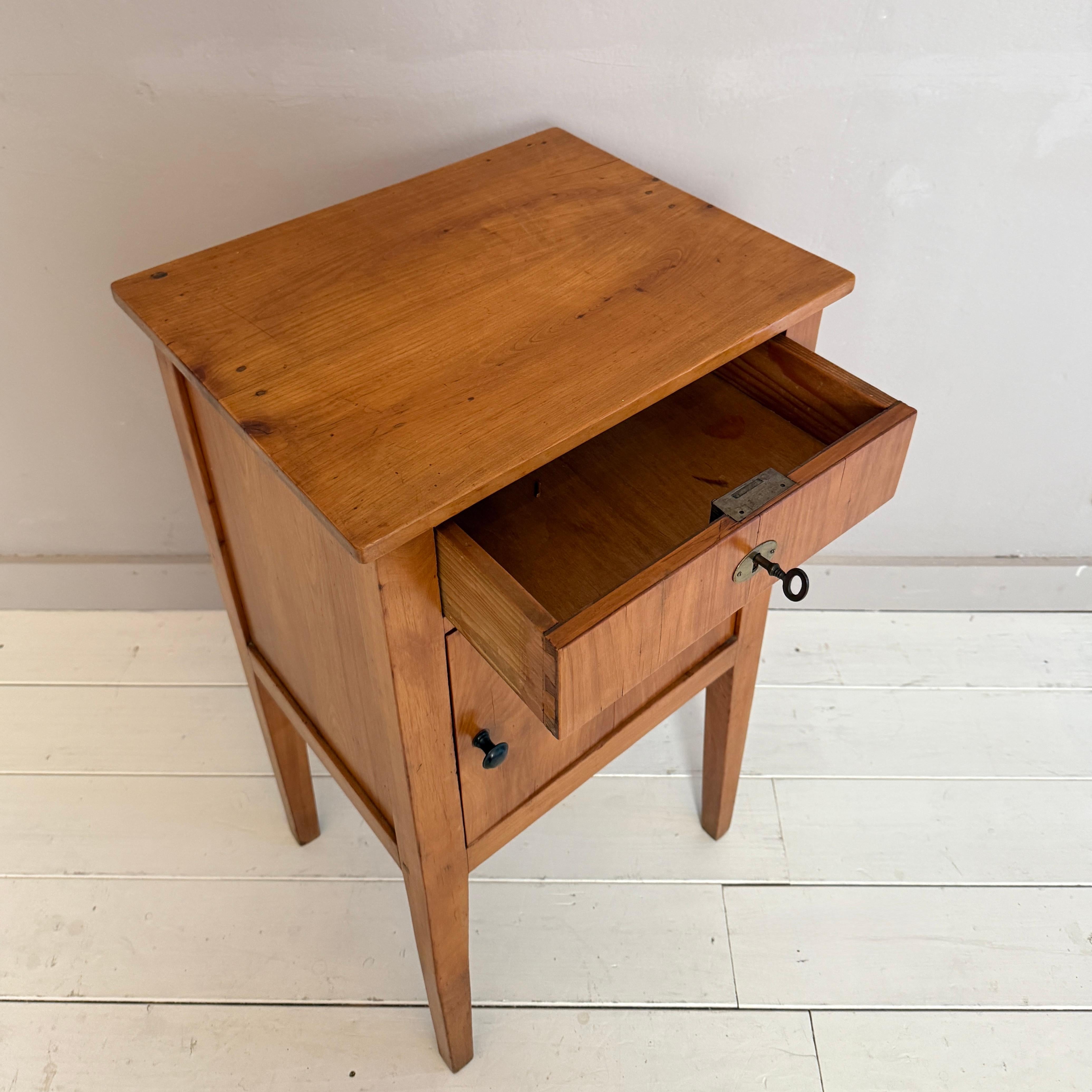Comodino Biedermeier del XIX secolo in legno di ciliegio, Germania, CIRCA 1820 4