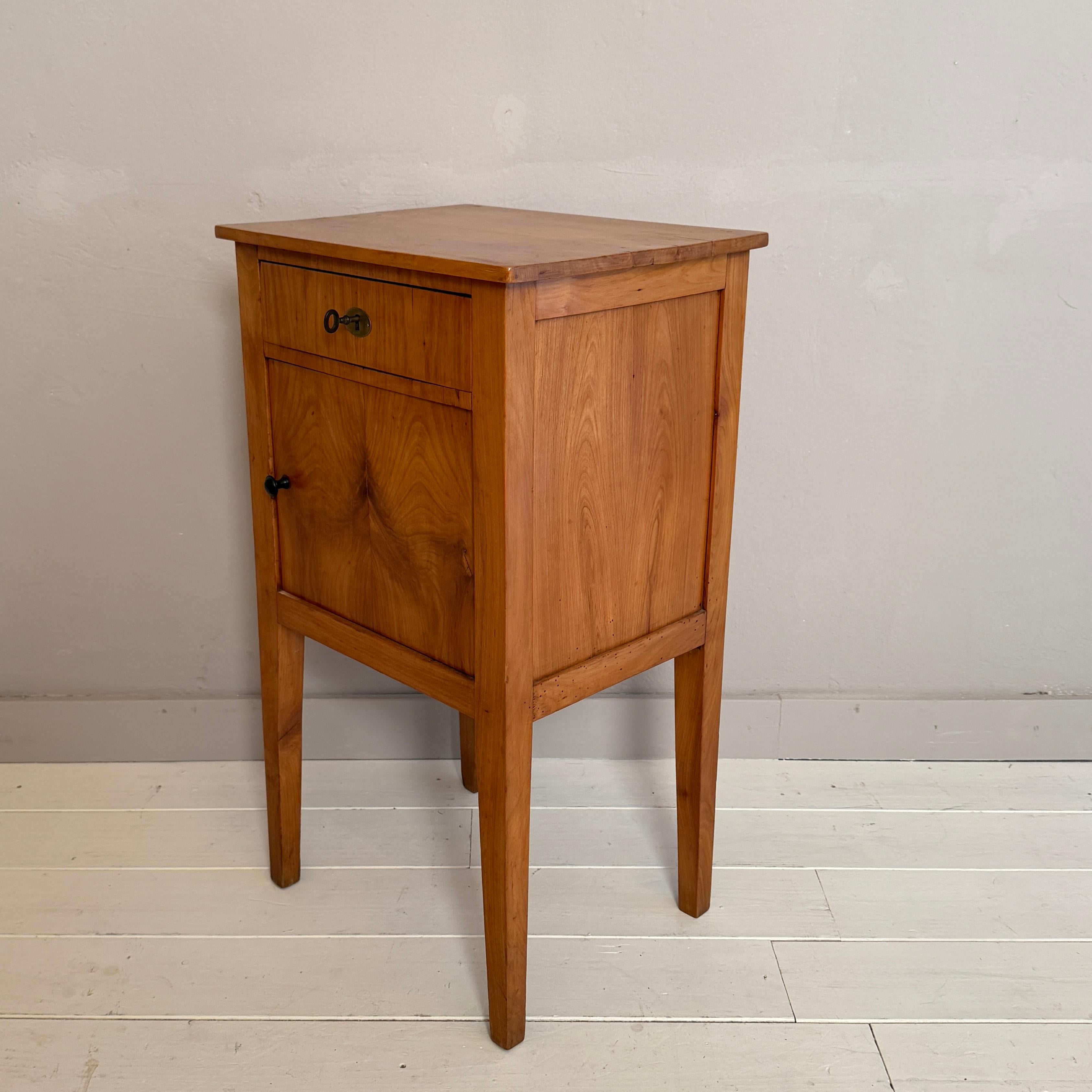 Tedesco Comodino Biedermeier del XIX secolo in legno di ciliegio, Germania, CIRCA 1820