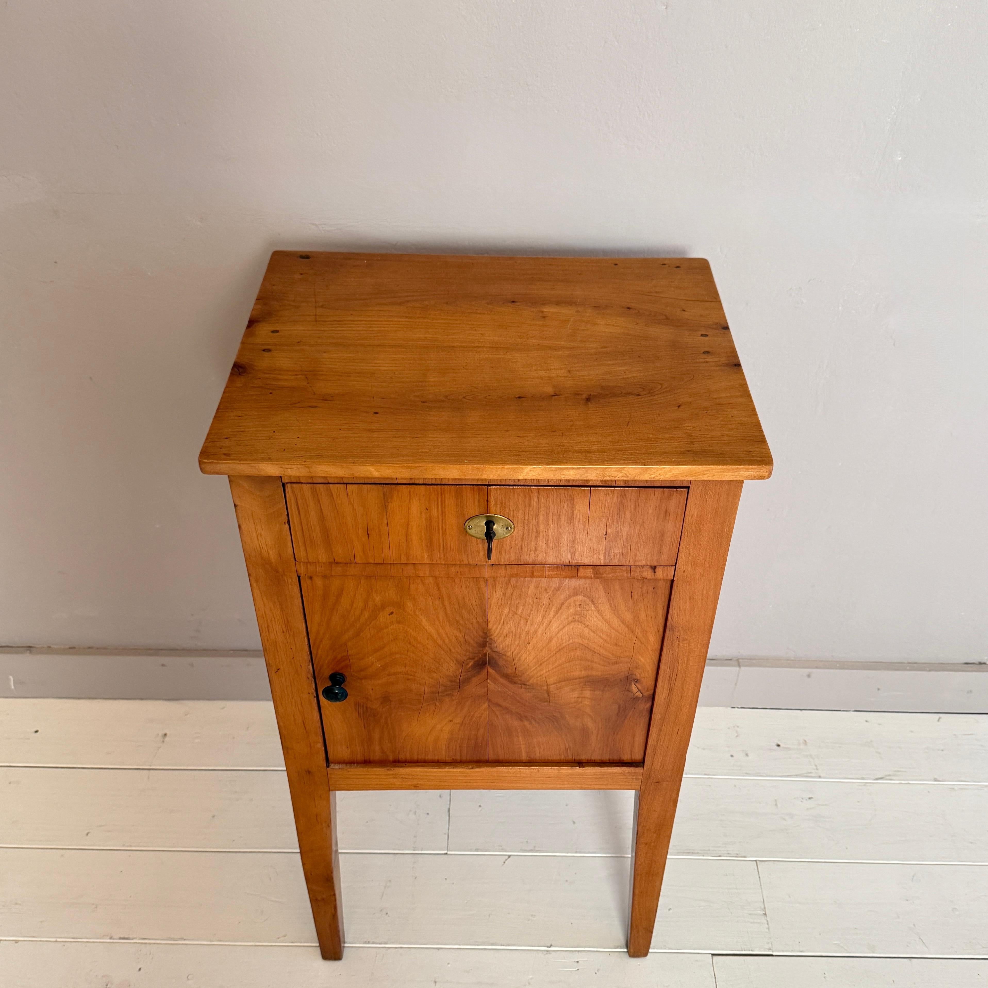Comodino Biedermeier del XIX secolo in legno di ciliegio, Germania, CIRCA 1820 In condizioni buone a Berlin, DE
