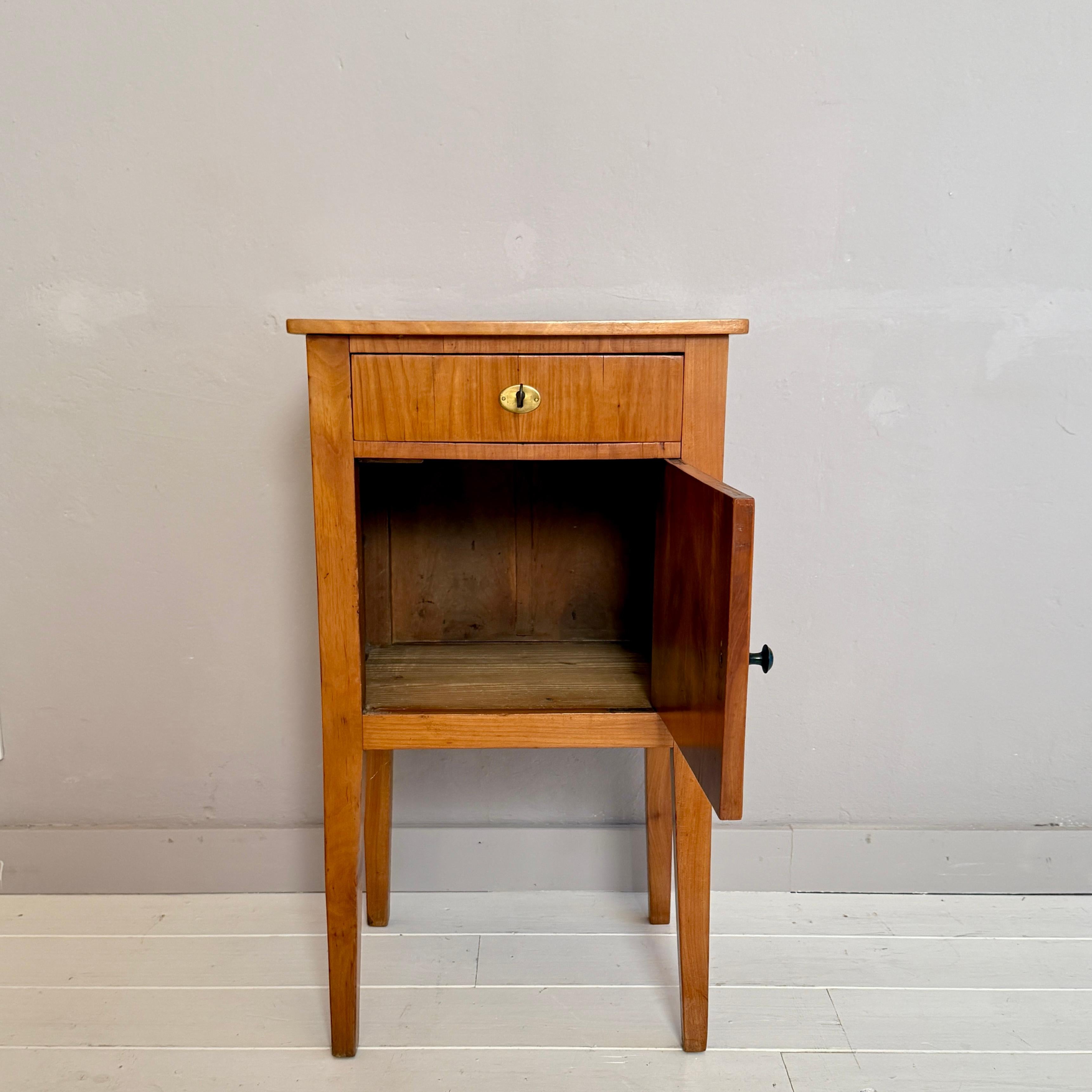 Inizio XIX secolo Comodino Biedermeier del XIX secolo in legno di ciliegio, Germania, CIRCA 1820