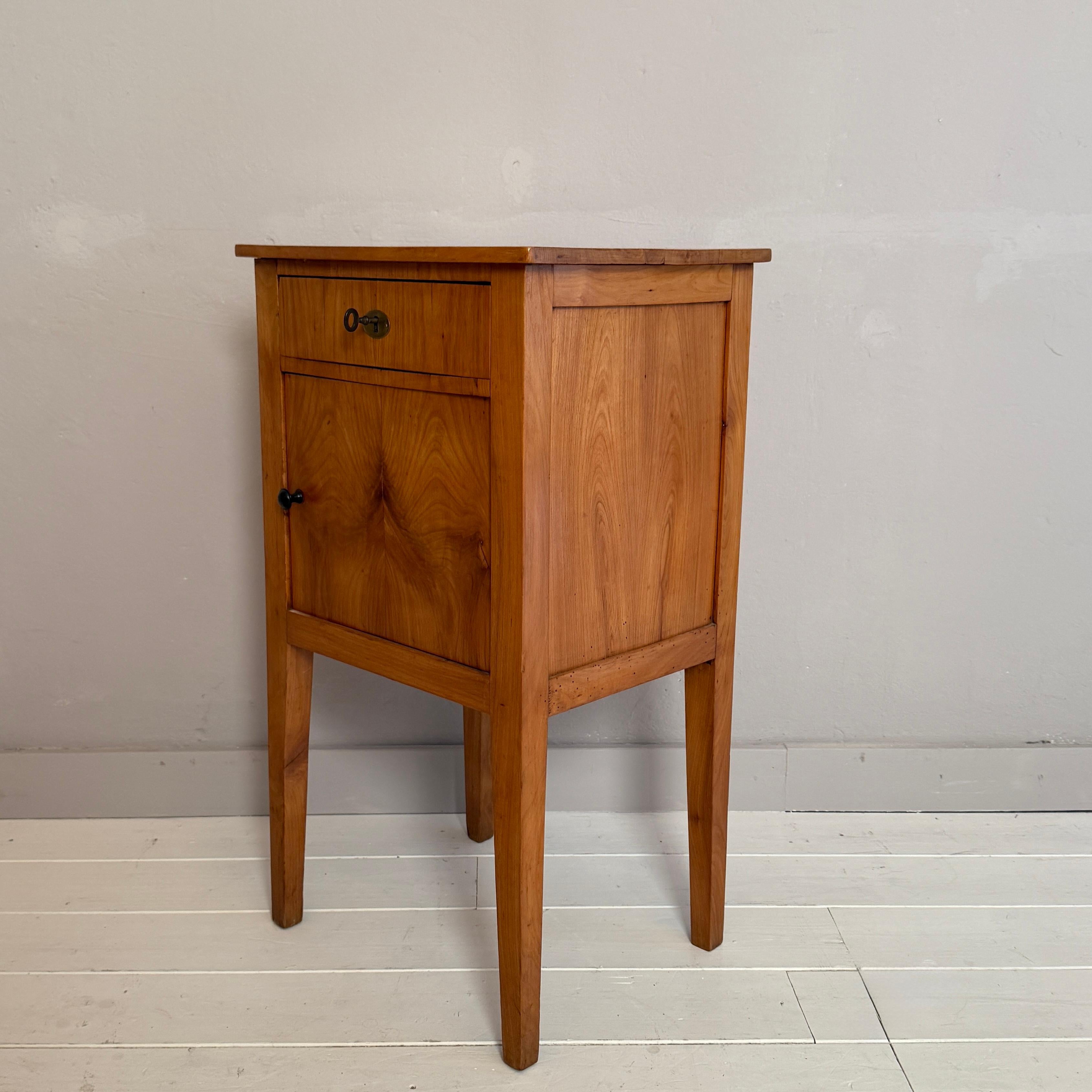 Ciliegio Comodino Biedermeier del XIX secolo in legno di ciliegio, Germania, CIRCA 1820