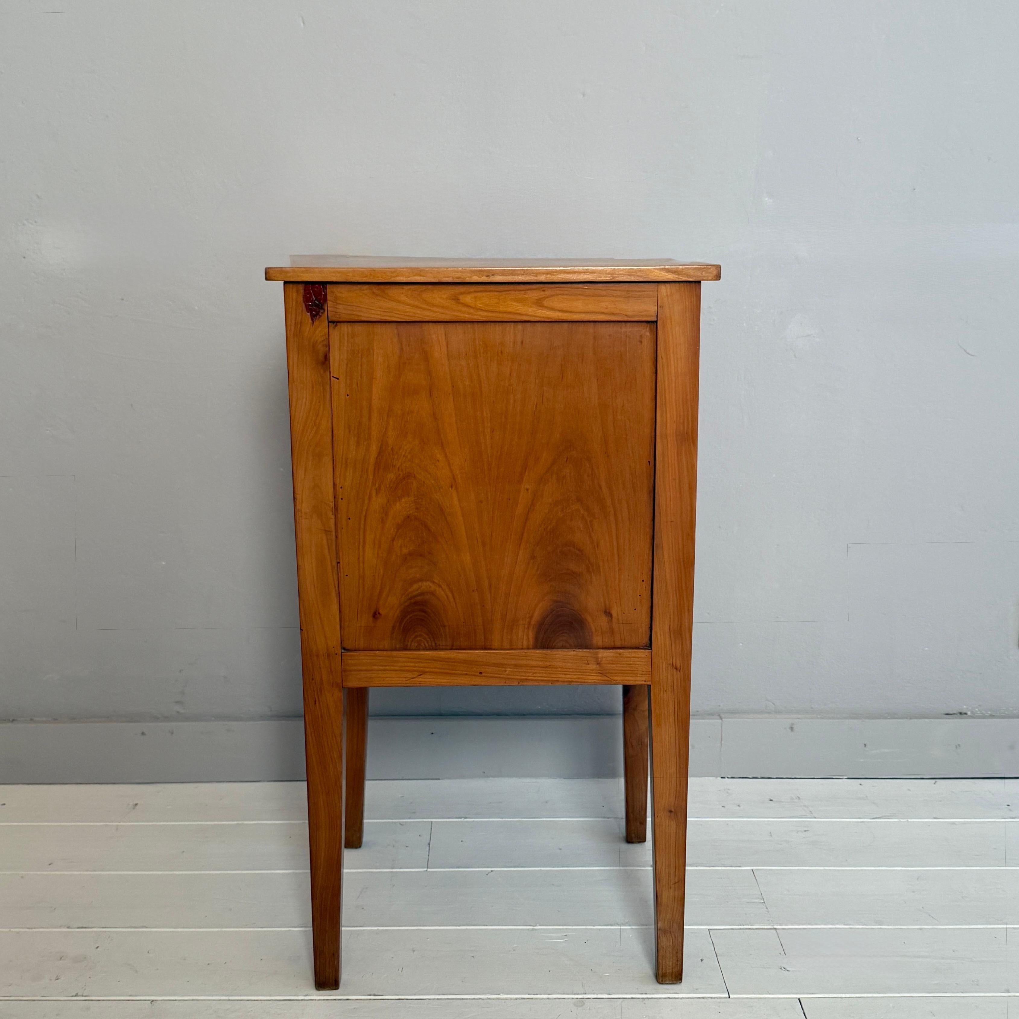 Comodino Biedermeier del XIX secolo in legno di ciliegio, Germania, CIRCA 1820 1