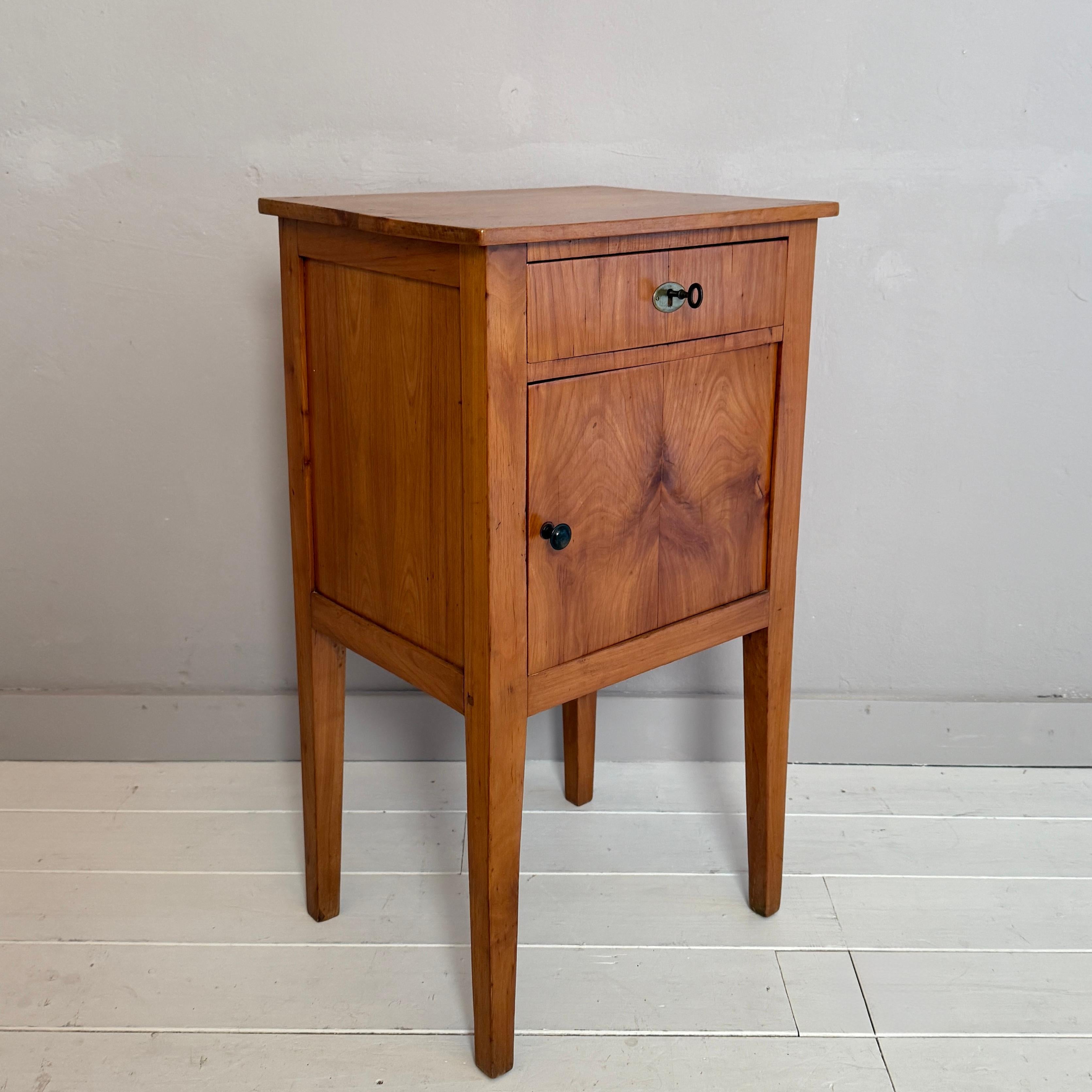 Comodino Biedermeier del XIX secolo in legno di ciliegio, Germania, CIRCA 1820 3