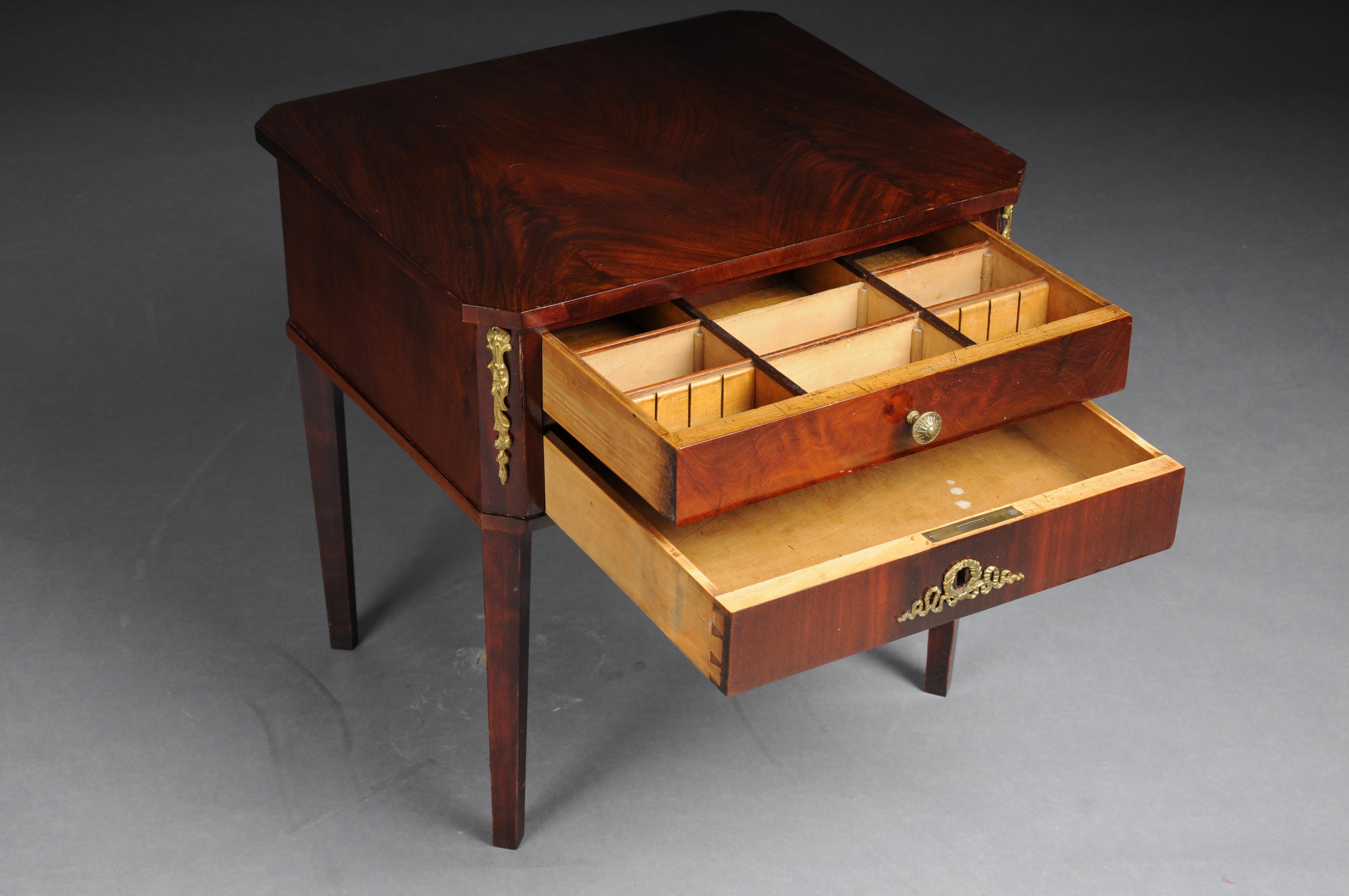 Biedermeier bedside table, circa 1830, mahogany In Good Condition For Sale In Berlin, DE