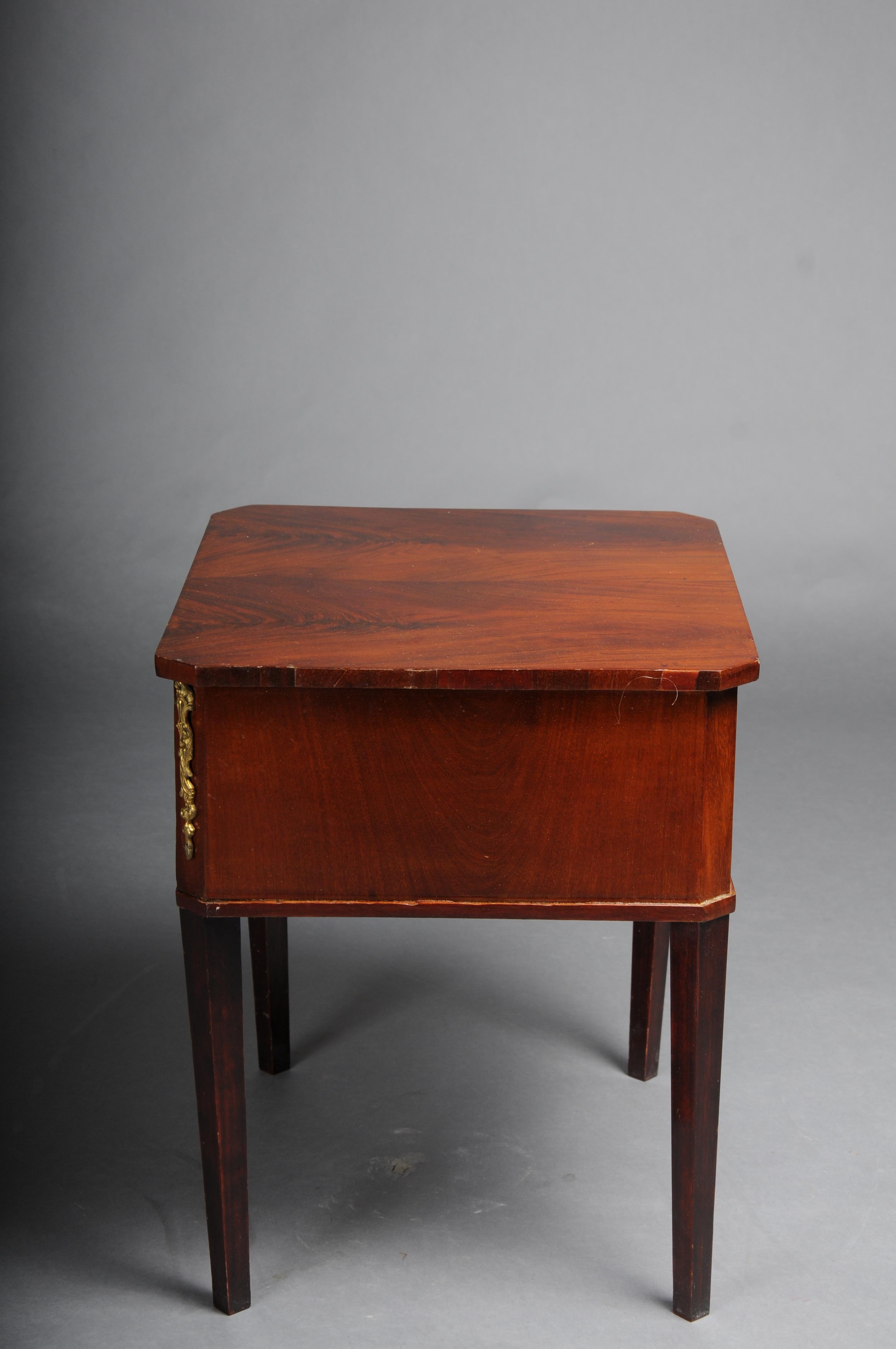 Biedermeier bedside table, circa 1830, mahogany For Sale 1