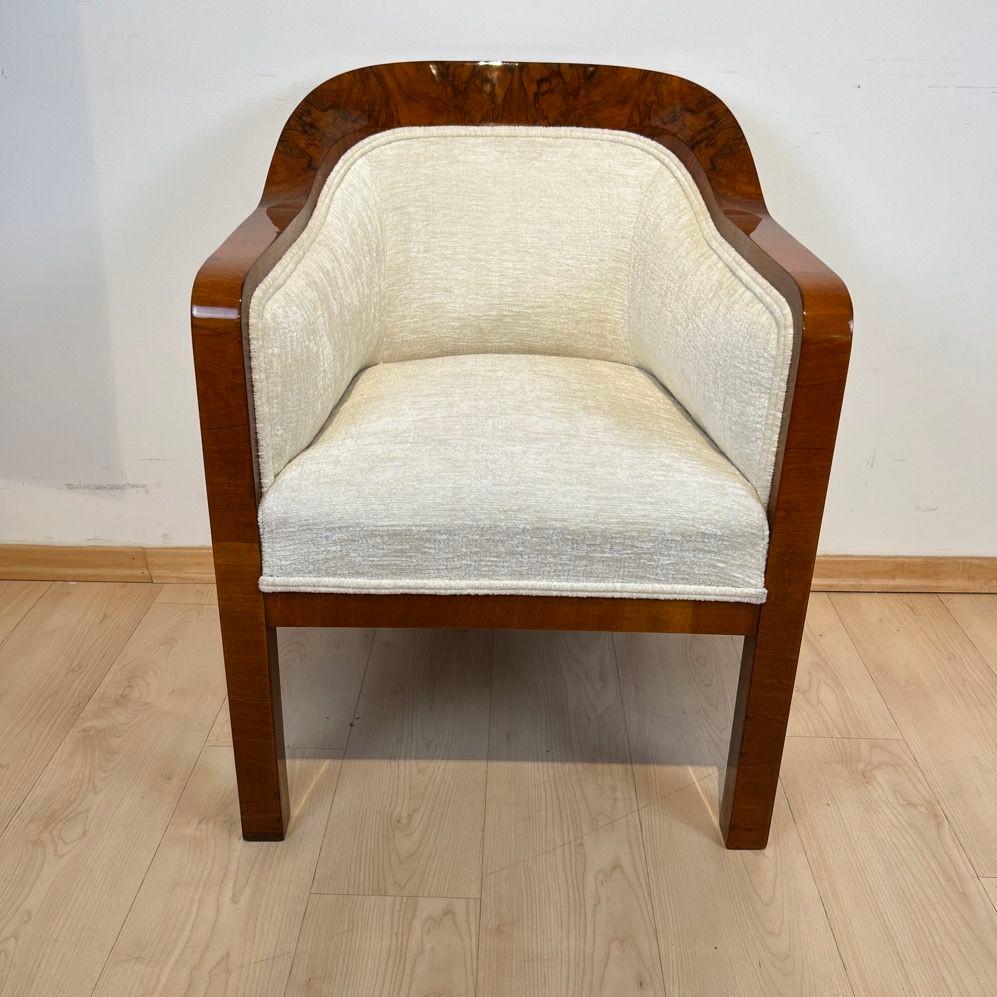 Elegant fauteuil / chaise Biedermeier Bergere d'Autriche, Vienne vers 1840
Placage de noyer sur bois tendre. Nouvellement tapissée d'un tissu de velours clair blanc crème et d'un double keder. Très bon confort d'assise.
Restauré et poli à la main